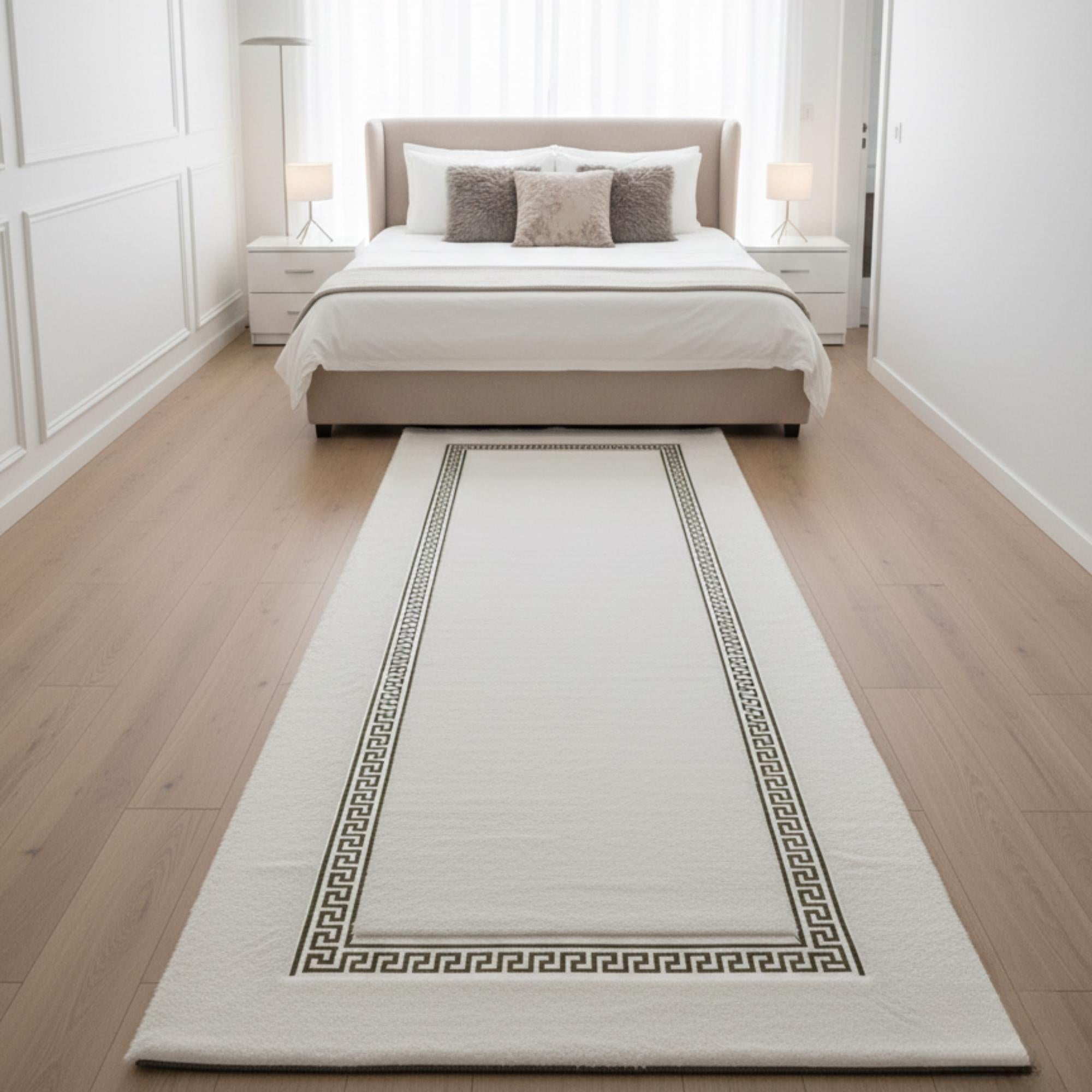 Beyaz Zeminli Silver Çerçeveli Peluş Runner Halı – Yumuşak Dokulu,