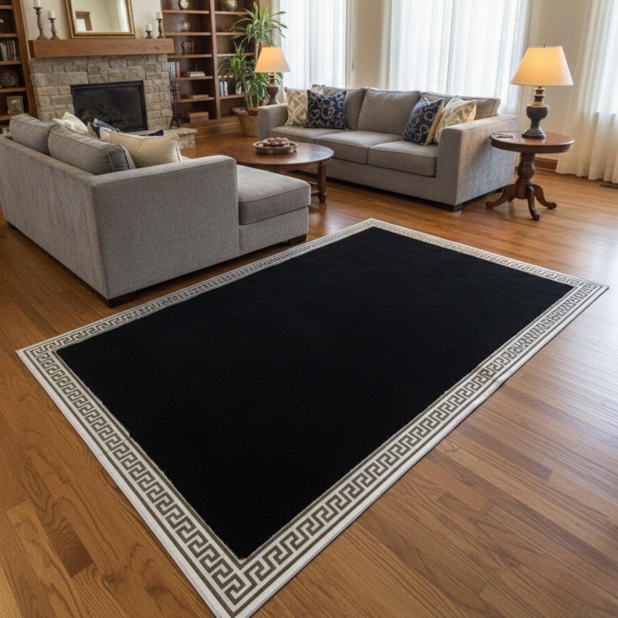 Siyah Zeminli Silver Çerçeveli Peluş Halı – Yumuşak Dokulu, Modern ve Dekoratif Halı