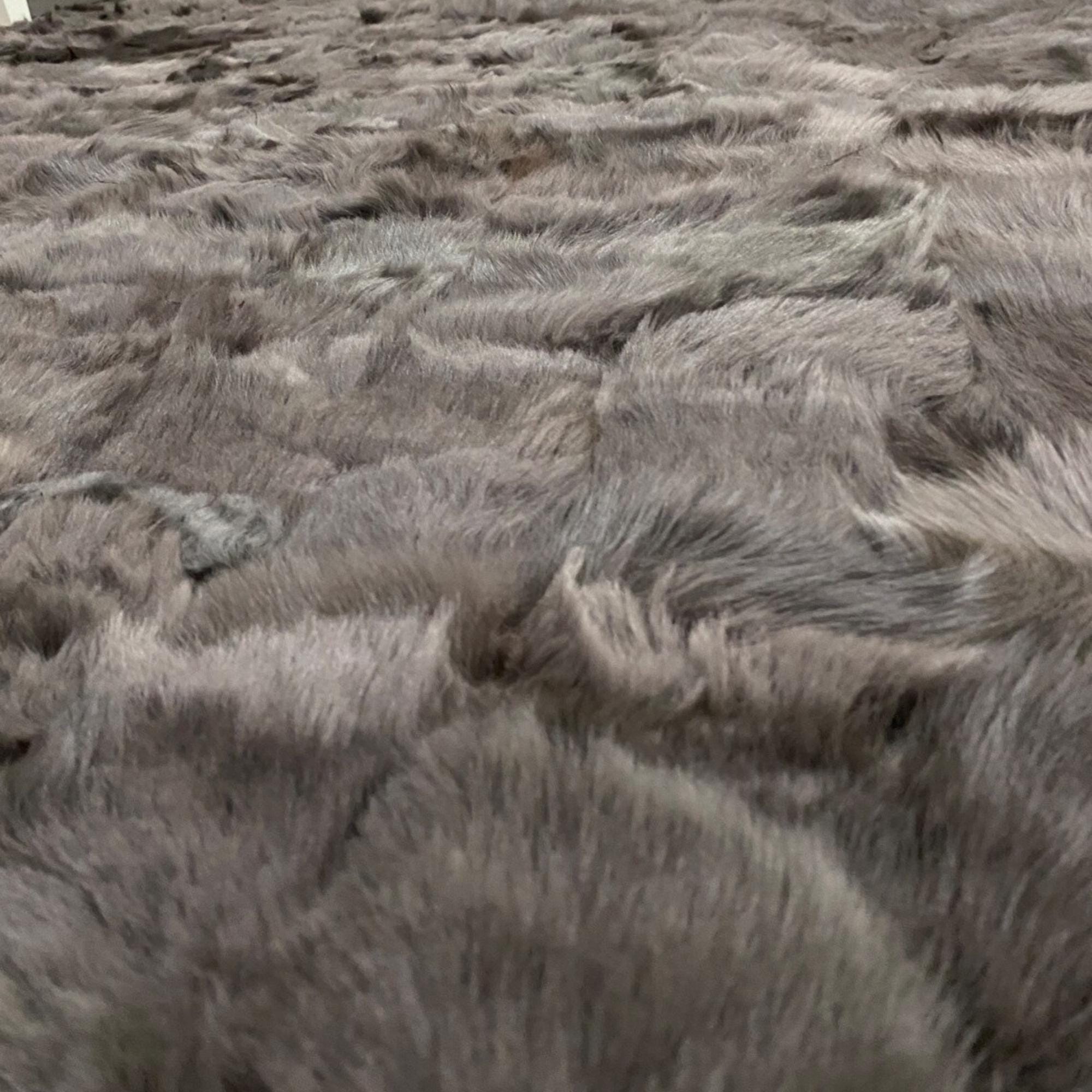 Koyu Gri Zeminli Peluş Halı – Yumuşak Dokulu, Sade ve Dekoratif Halı