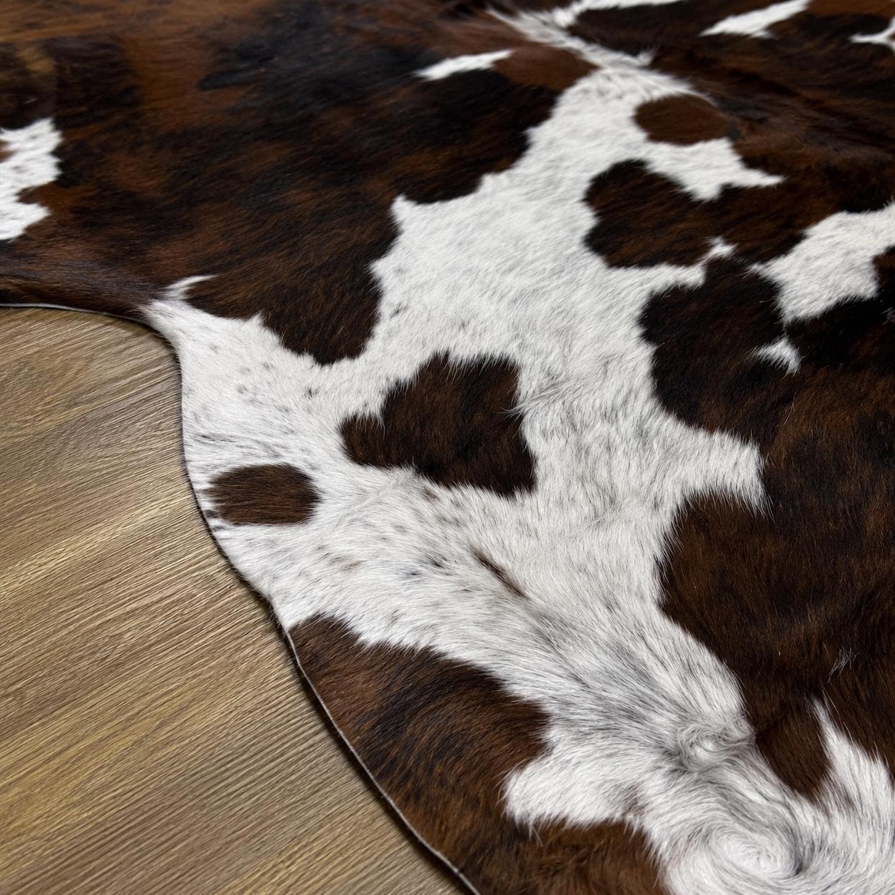 Hakiki Üç Renkli Dana Derisi Halı 206x240 cm – Kahverengi Siyah Beyaz Benekli Kıllı Post Halı