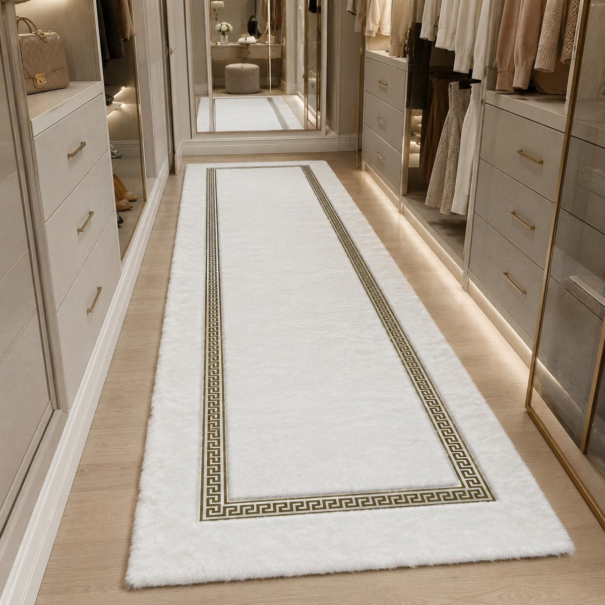 Beyaz ve Gümüş Geometrik Peluş Halı – Modern ve Dekoratif Yatak Odası Halısı