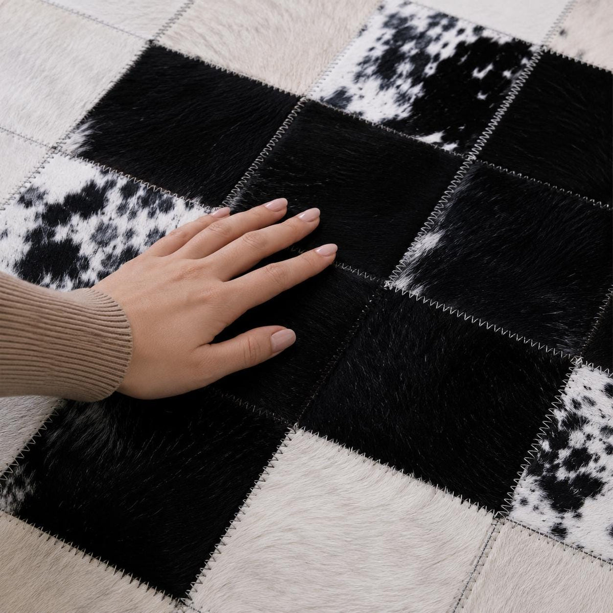 Siyah ve Beyaz Patchwork Yuvarlak Dana Derisi Halı – Özel Ölçülerde Salon Halısı – görsel 2