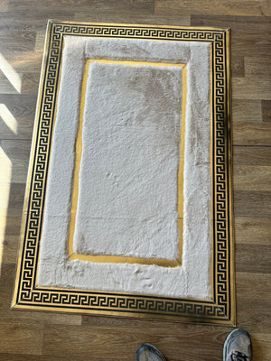Fildişi peluş halı 100x150 altın grek bordürlü