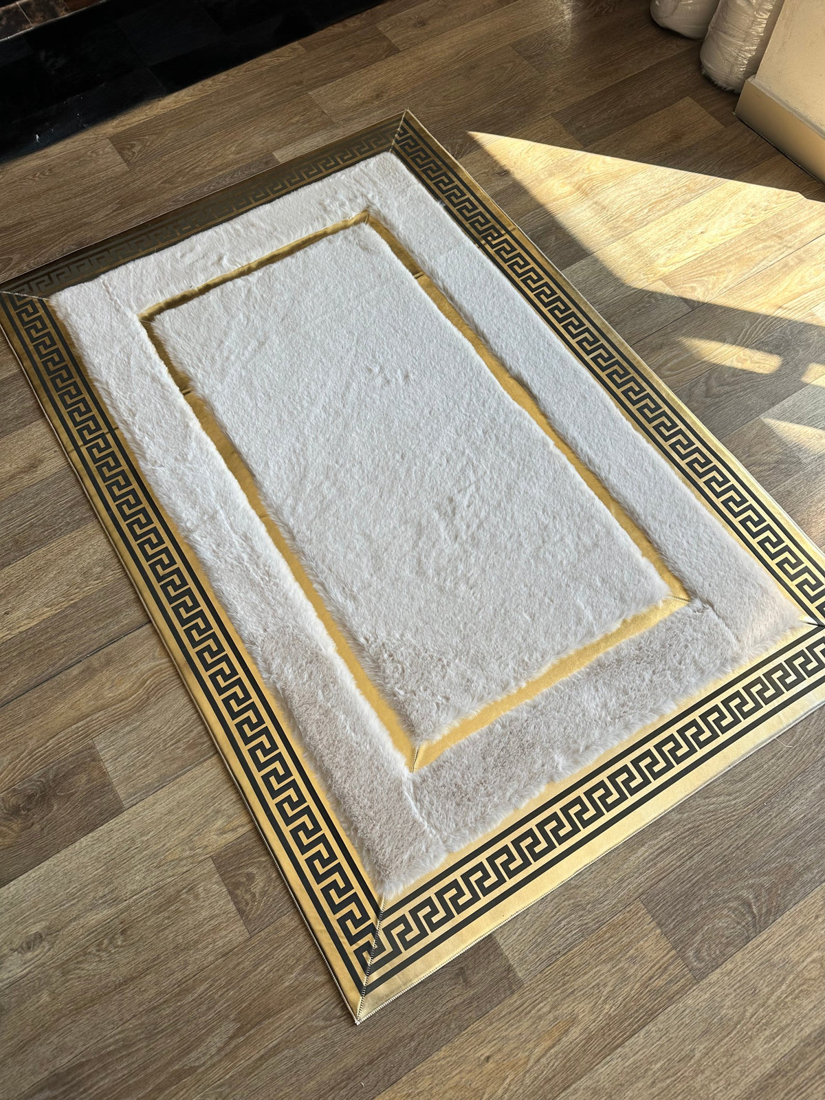 Fildişi peluş halı açılı görünüm