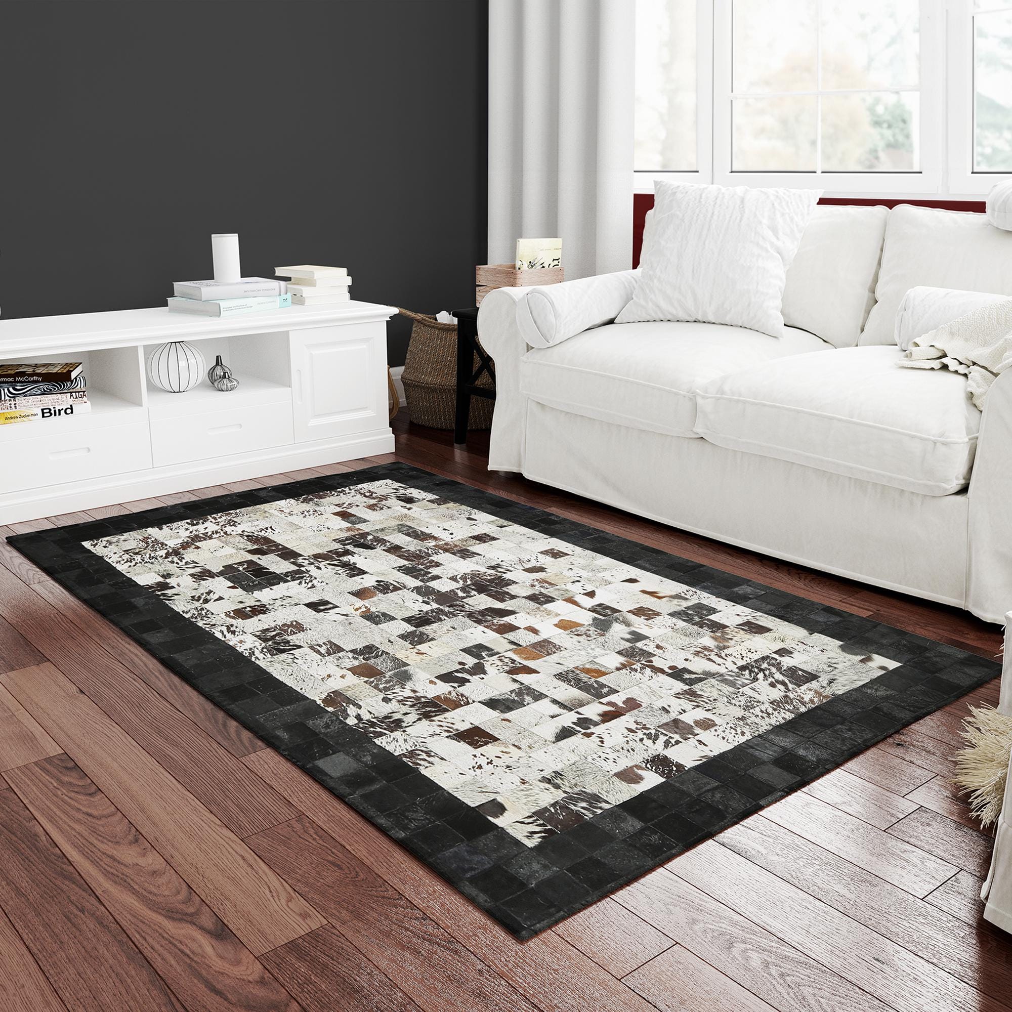 Siyah ve Beyaz Doğal Dana Derisi Patchwork Halı – El Dokuma Hakiki Deri Dekoratif Koridor Halısı
