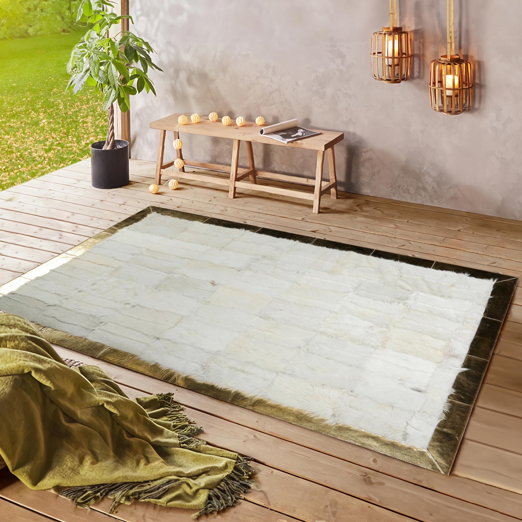 Beyaz Patchwork Oğlak Derisi Halı – Altın Bordürlü El Yapımı Doğal Deri Halı, Lüks Dekoratif Salon Halısı
