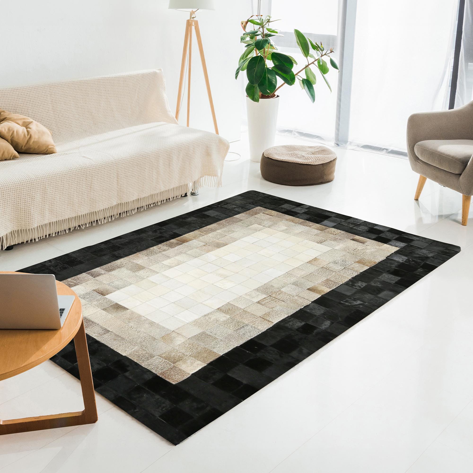 Bej Siyah Dana Derisi Patchwork Halı – El Dokuma Hakiki Deri Şık Giriş Halısı