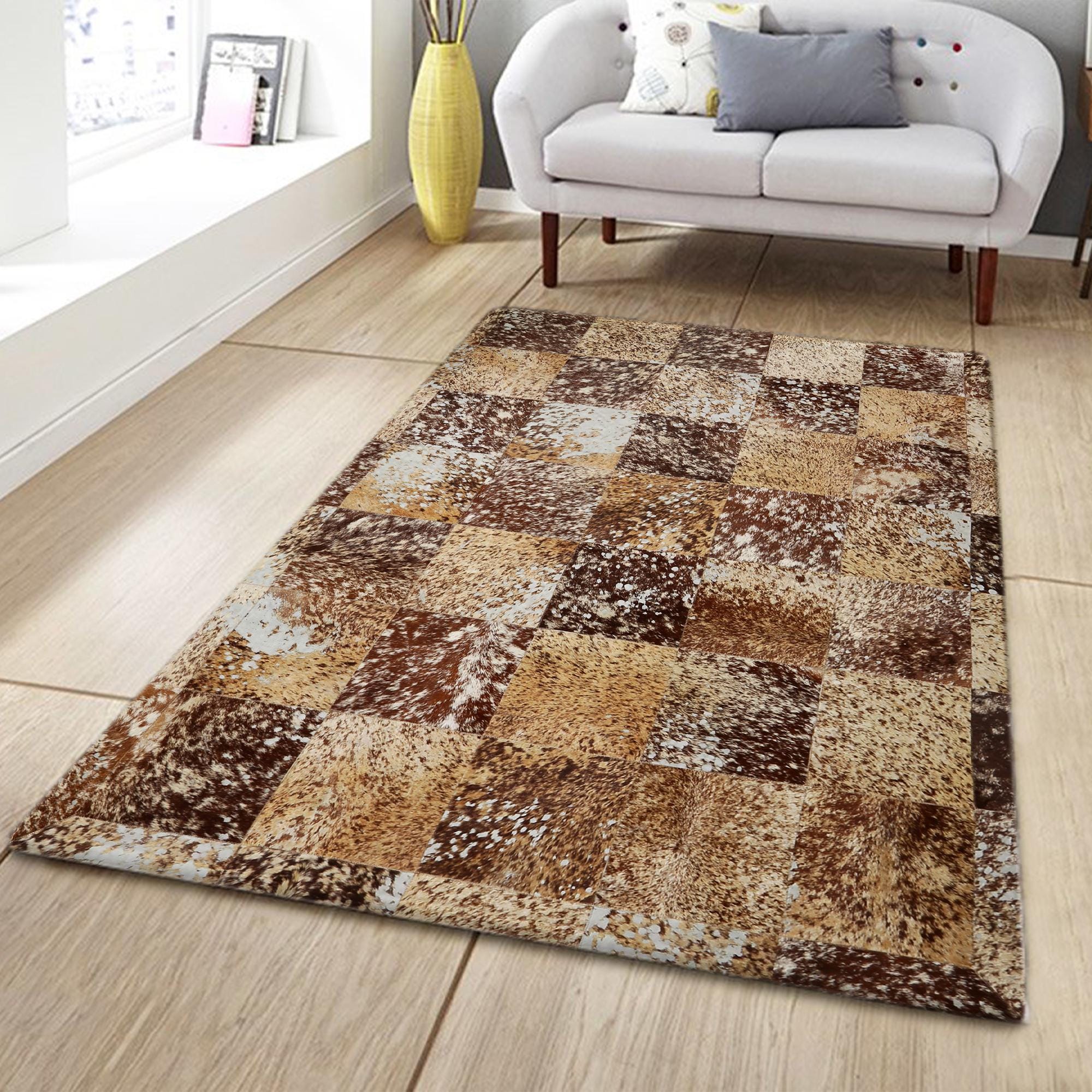 Kahverengi Doğal Dana Derisi Patchwork Halı – El Yapımı Şık Salon Halısı