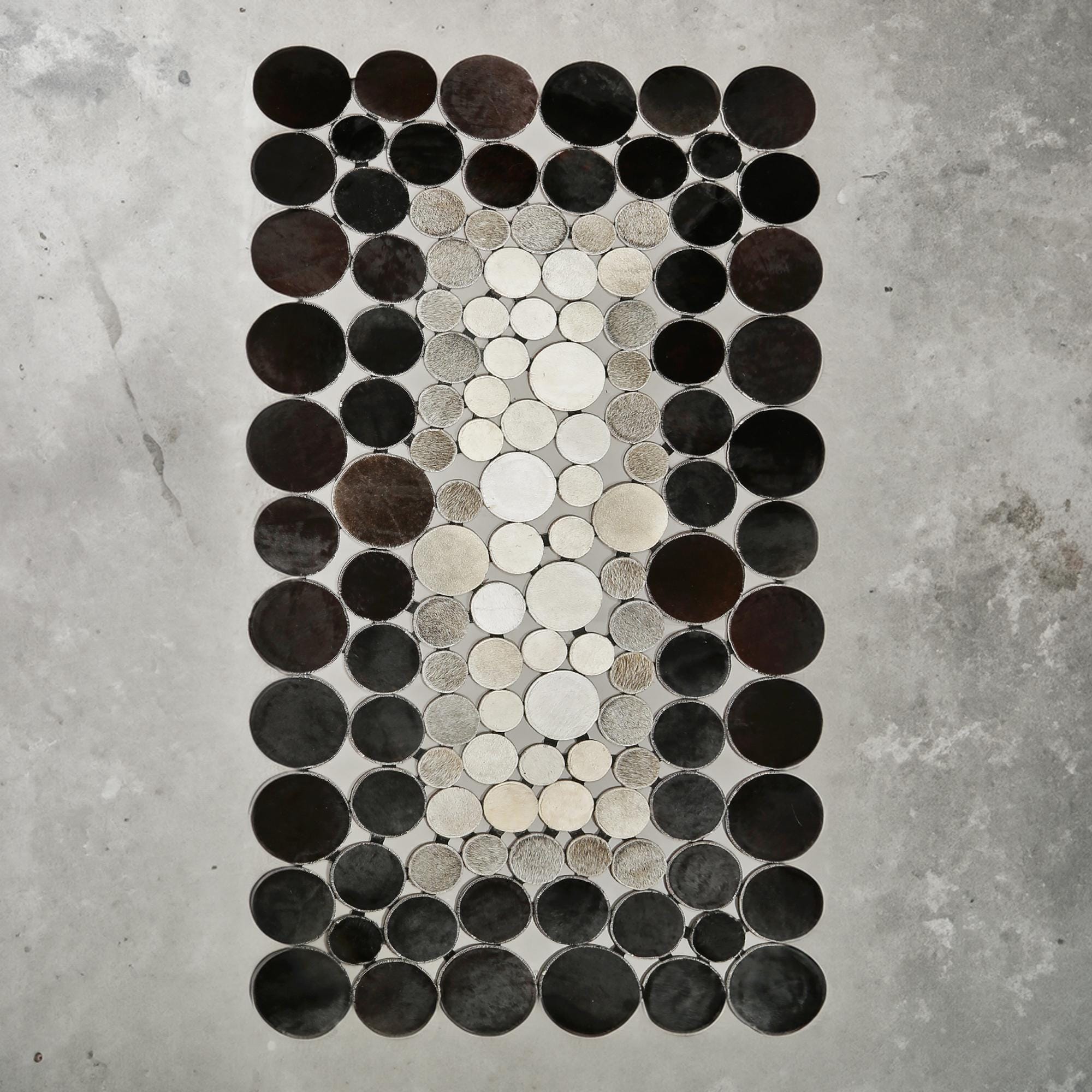 Siyah Gri Dana Derisi Patchwork Puantiye Halı - El yapımı Antre Halısı