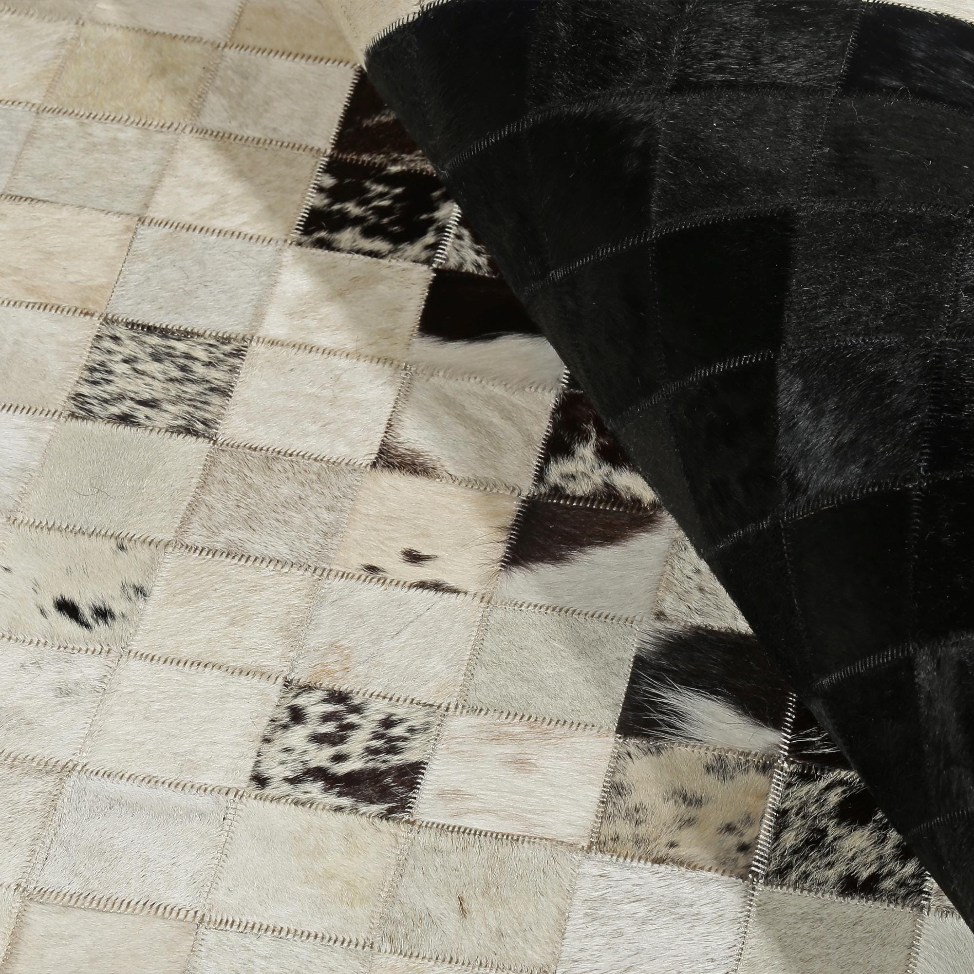 Siyah Bej El Yapımı Dana Derisi Patchwork Halı – Hakiki Deri Dekoratif Salon Halısı