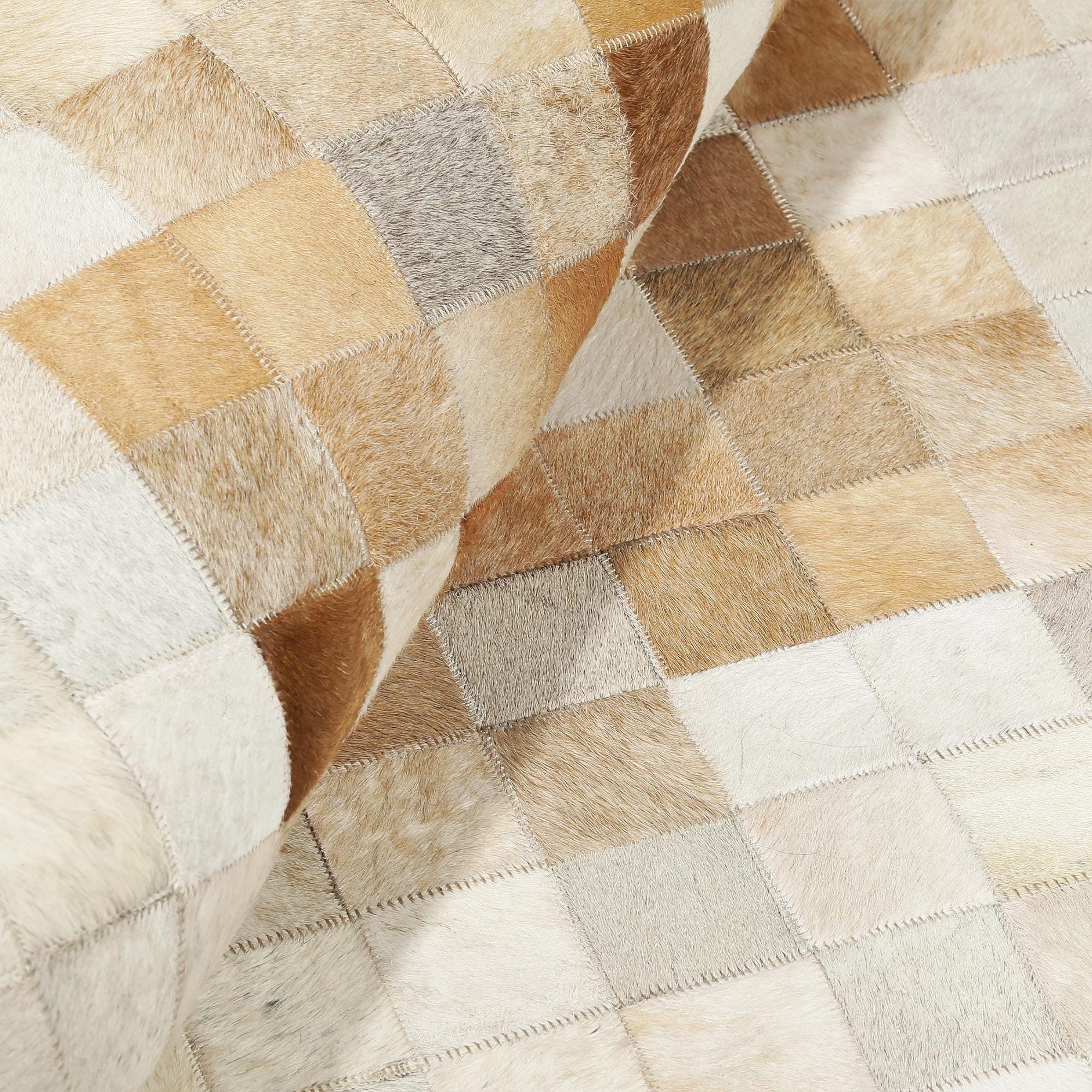 Doğal Tonlarda Patchwork Dana Derisi Halı – El Yapımı Hakiki Deri Kahverengi Bej Salon Halısı