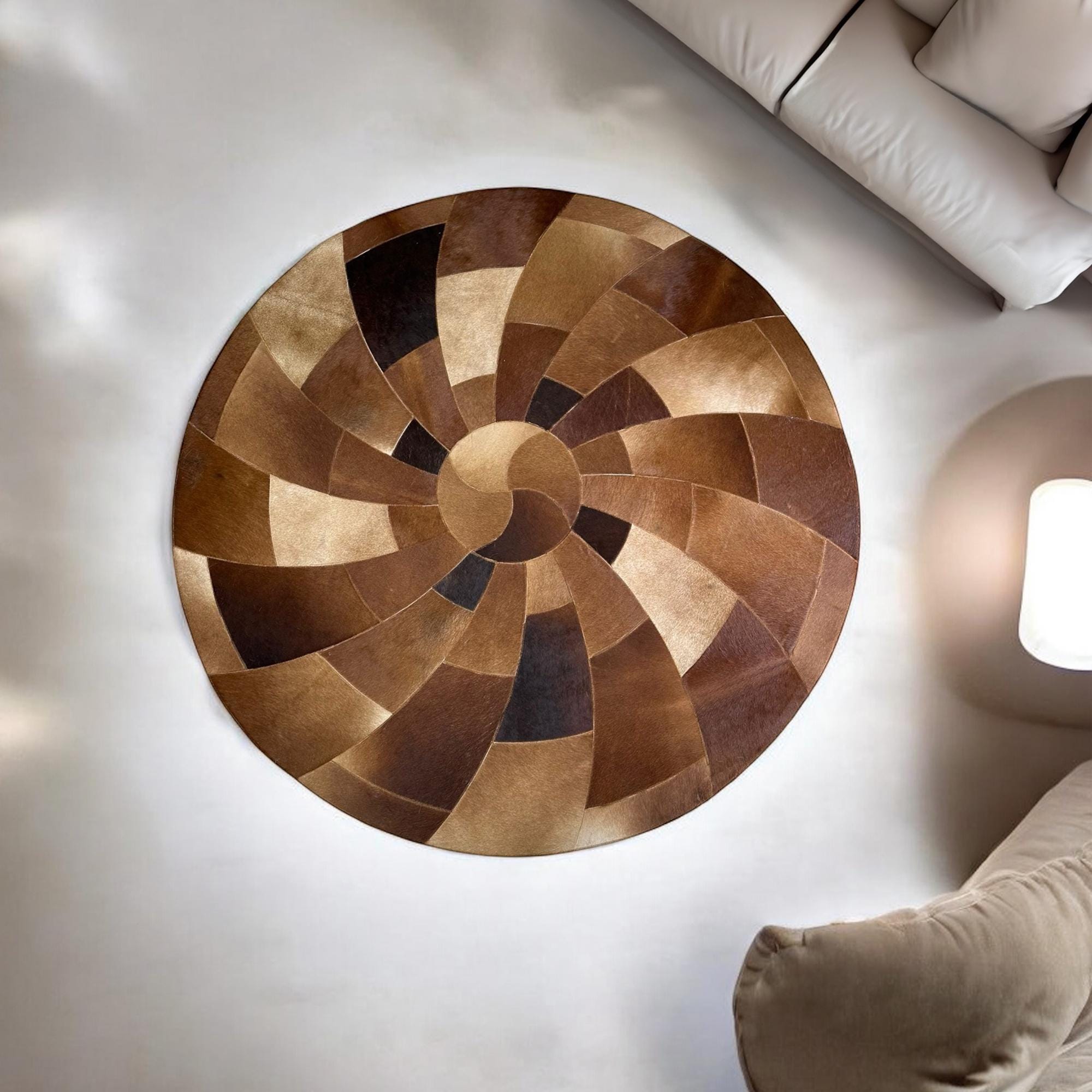 Spiral Desenli Kahverengi Yuvarlak Dana Derisi Halı