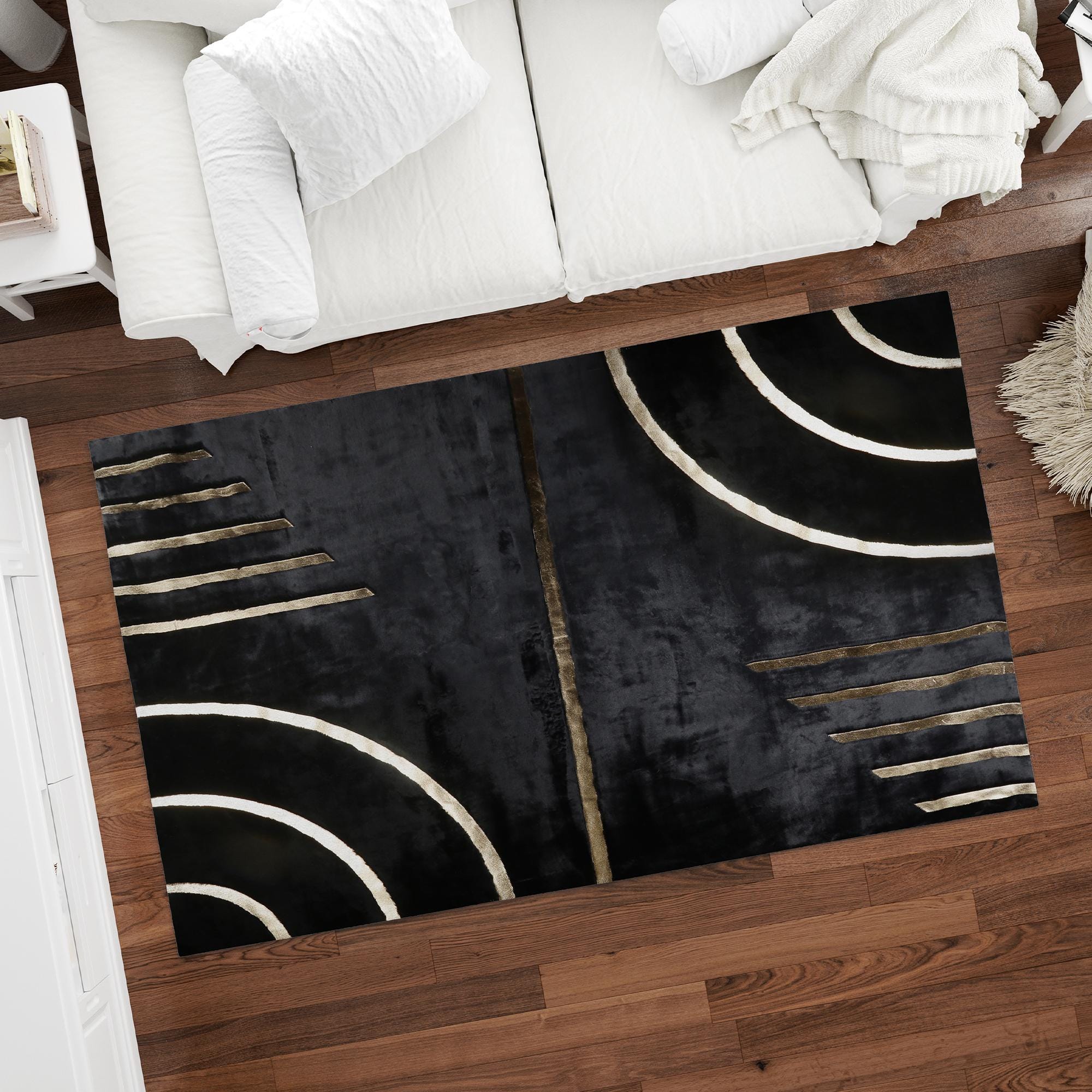 Siyah Altın Desenli Peluş Halı – Modern Geometrik Tasarımlı, Yumuşak Dokulu, Kaymaz Tabanlı Salon ve Koridor Halısı