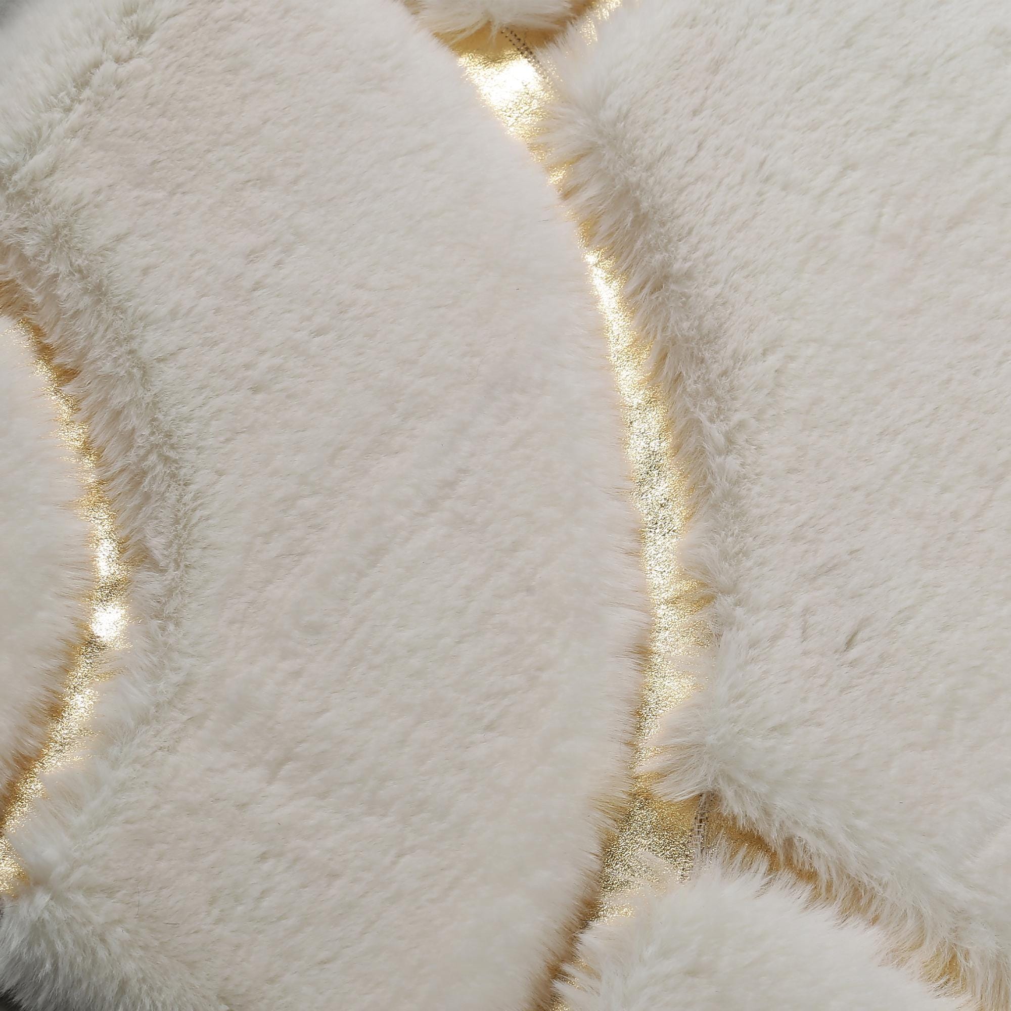 Beyaz Altın Çerçeveli Peluş Halı – Modern Tasarımlı, Yumuşak Dokulu, Kaymaz Tabanlı Salon, Koridor ve Yatak Odası Halısı