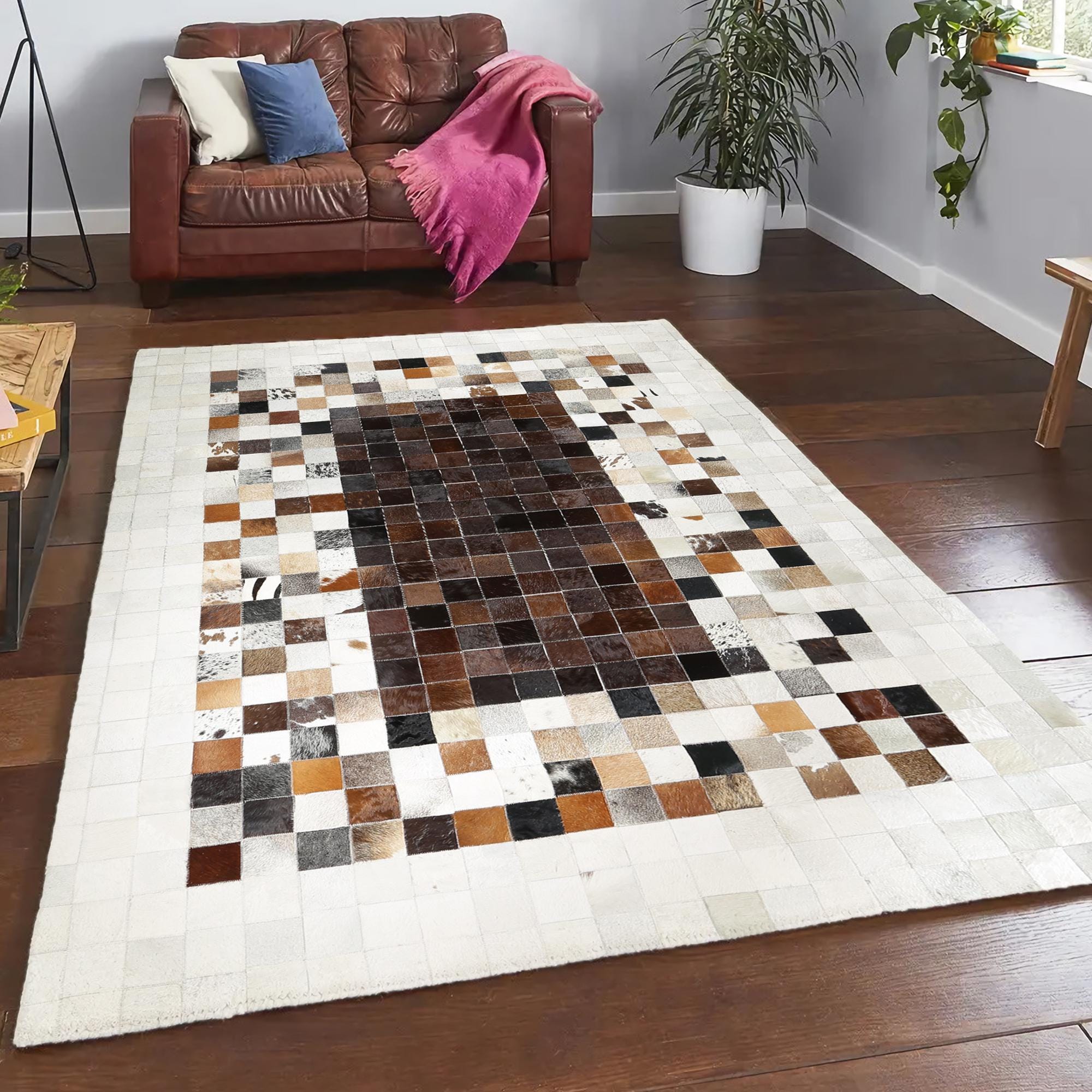 Bej ve Kahverengi Tonlu Dana Derisi Patchwork Halı – El Dokuma Gerçek Deri Şık Koridor Halısı