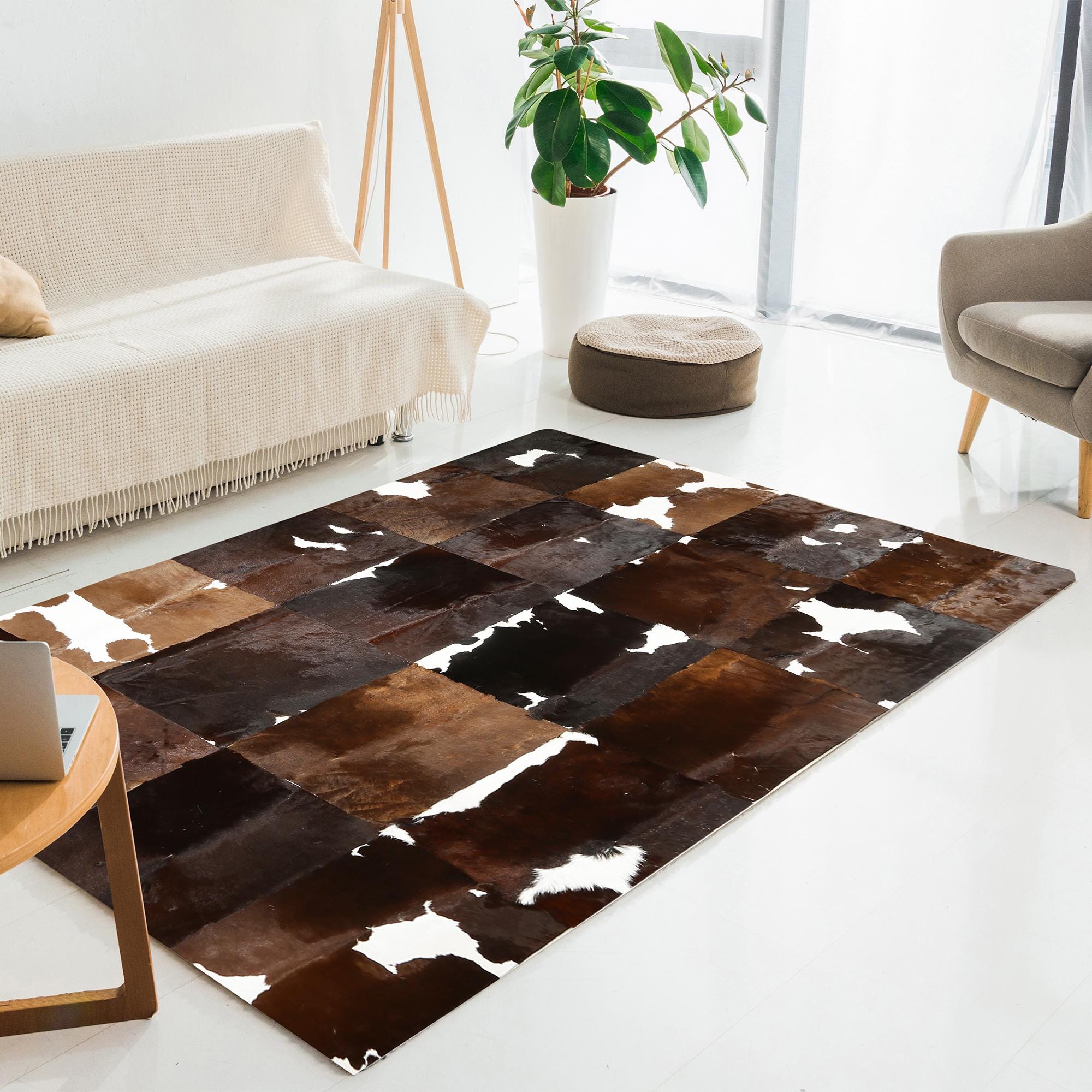 Kahverengi Beyaz Gerçek Dana Derisi Patchwork Halı – El Yapımı Doğal Deri Dekoratif Salon Halısı