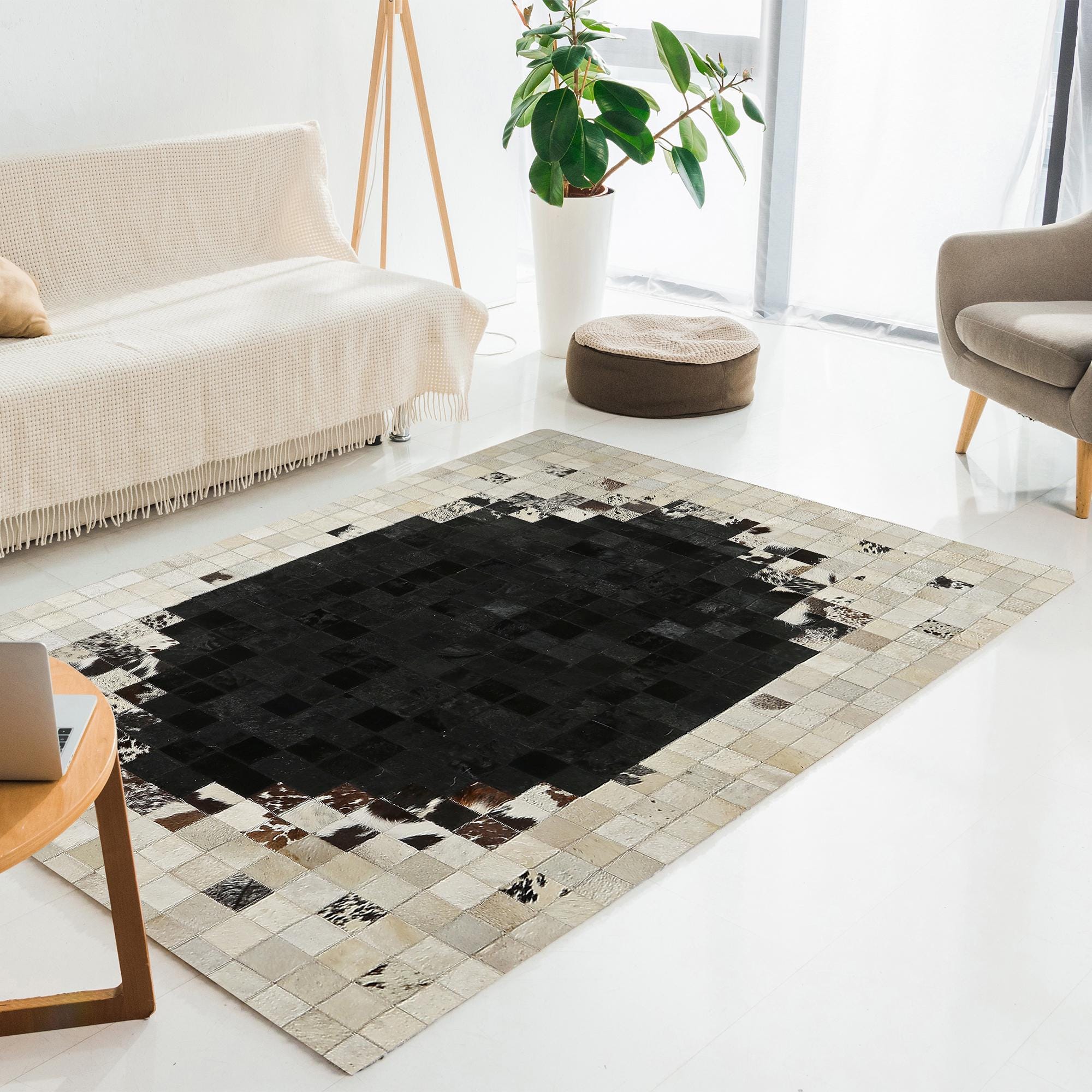 Siyah Bej El Yapımı Dana Derisi Patchwork Halı – Hakiki Deri Dekoratif Salon Halısı