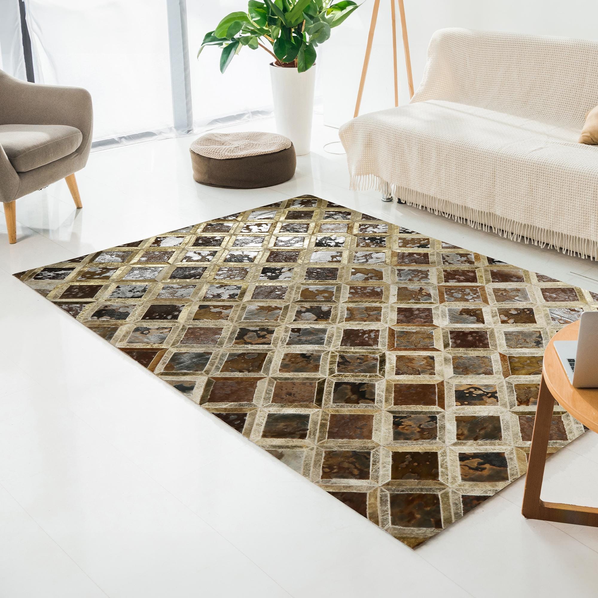 Altın Kahverengi Tonlu Dana Derisi Patchwork Halı – El Dokuma Hakiki Deri Şık Salon Halısı