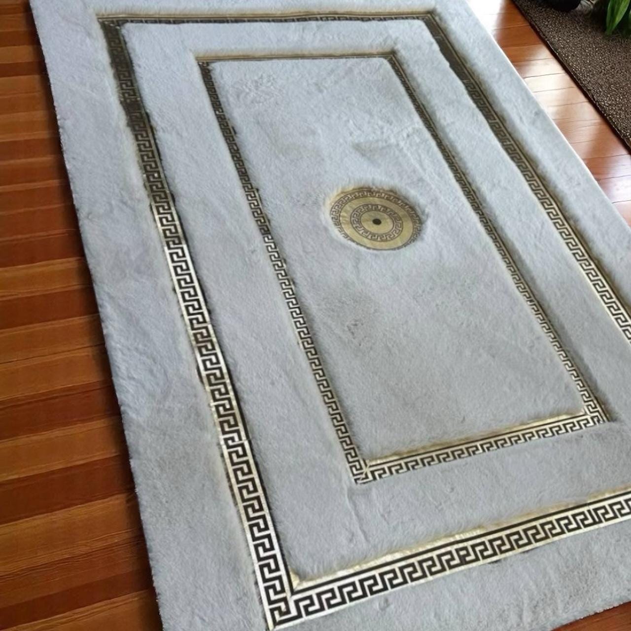 Gri Altın Bordürlü Merkez Desenli Peluş Halı – Modern Tasarımlı, Yumuşak Dokulu, Kaymaz Tabanlı Salon ve Koridor Halısı