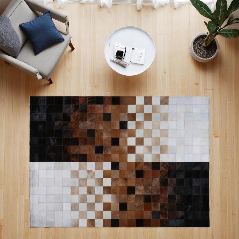 Kahverengi Beyaz Dana Derisi Patchwork Halı – El Yapımı Hakiki Deri Lüks Dekoratif Halı