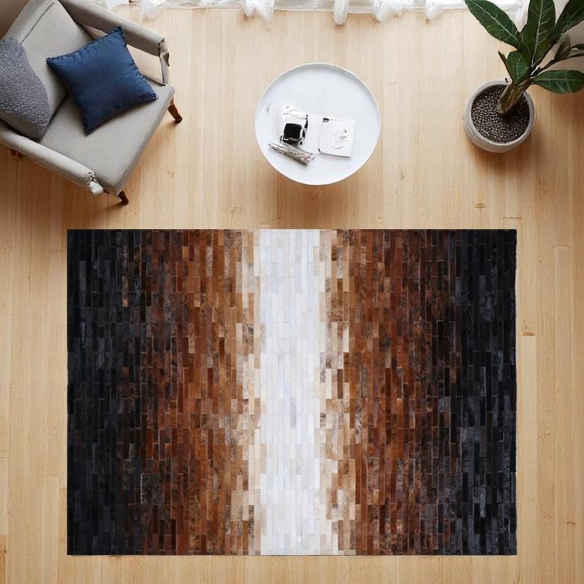 Kahve Krem Dana Derisi Patchwork Halı – El Dokuma Hakiki Deri Şık Salon Halısı
