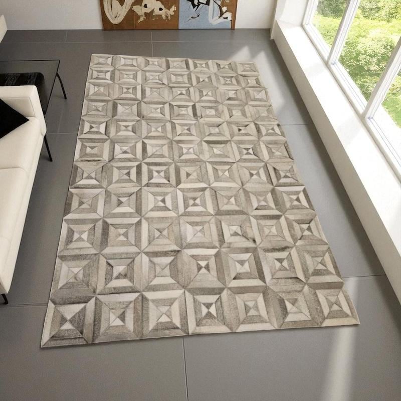 El Yapımı Desenli Gri Patchwork Halı – Doğal Dana Derisi Giriş Halısı