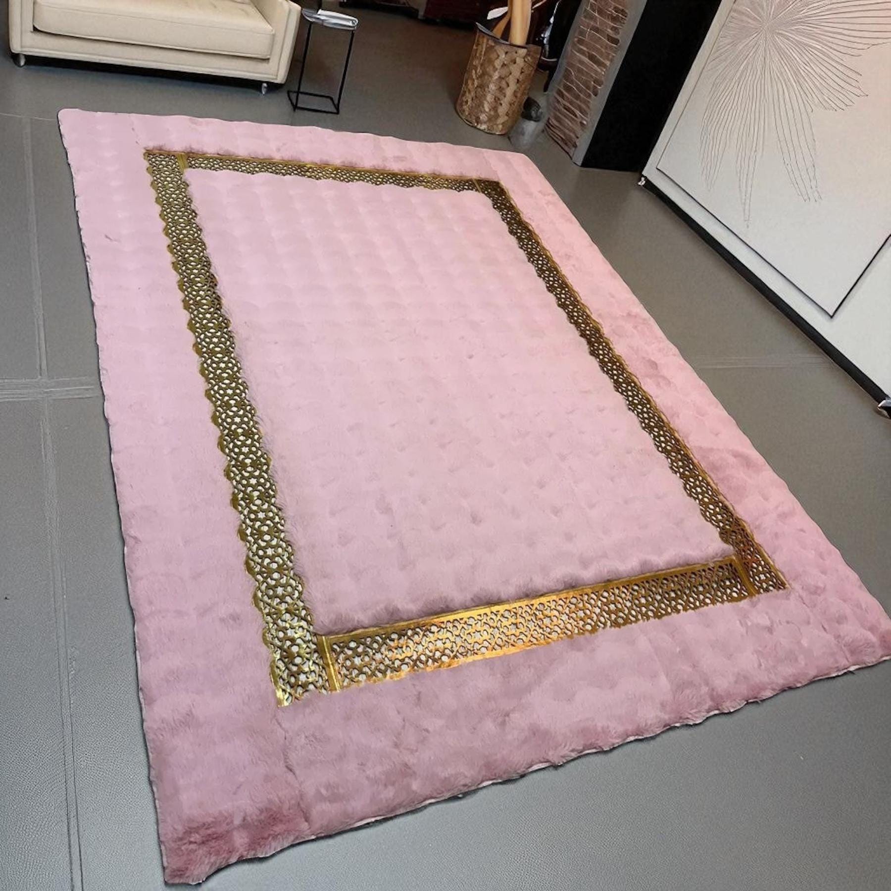 Pembe Peluş Halı - Altın Şeritli Yumuşak Halı
