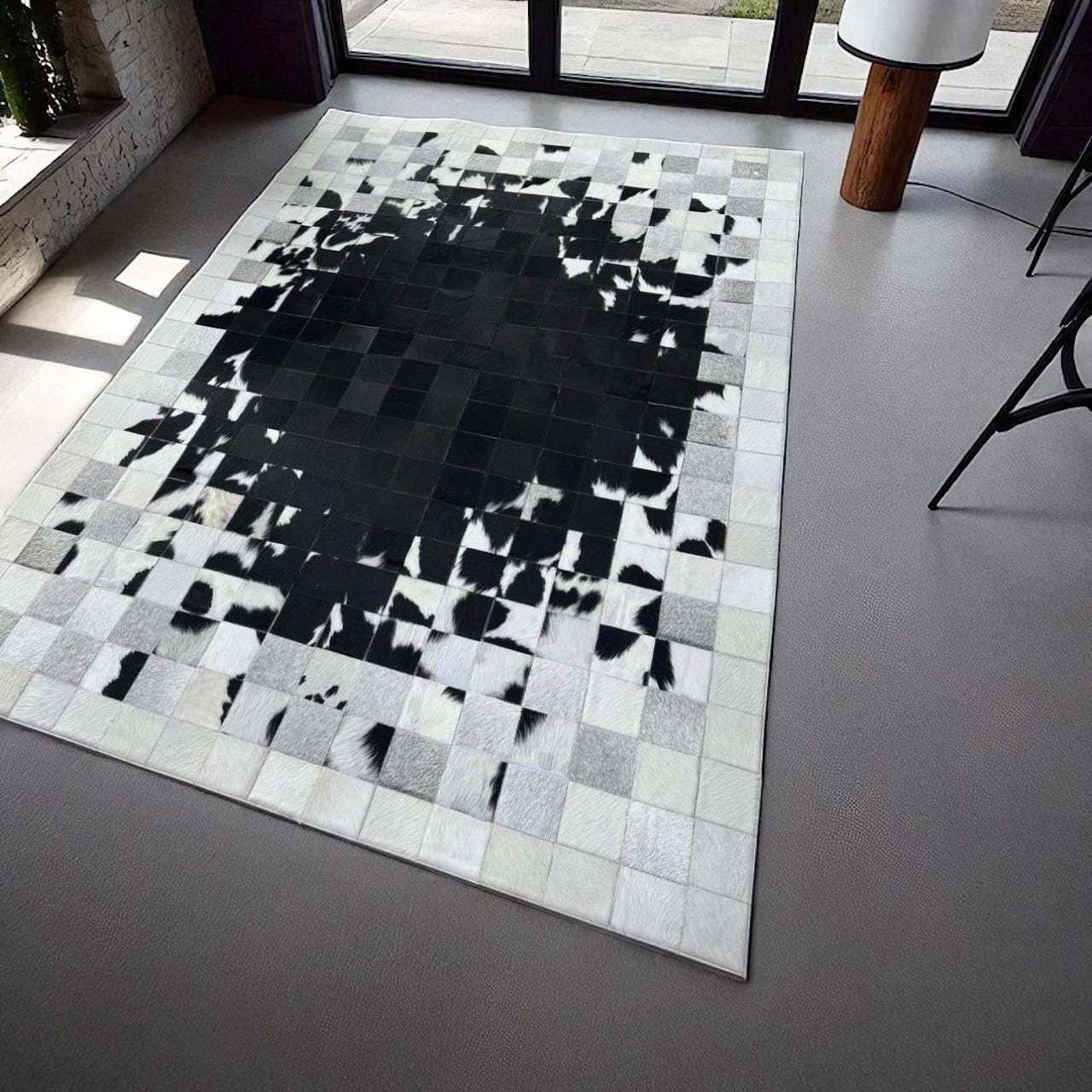 Siyah Beyaz Doğal Dana Derisi Patchwork Halı – El Dokuma Hakiki Deri Kaymaz Şık Salon Halısı