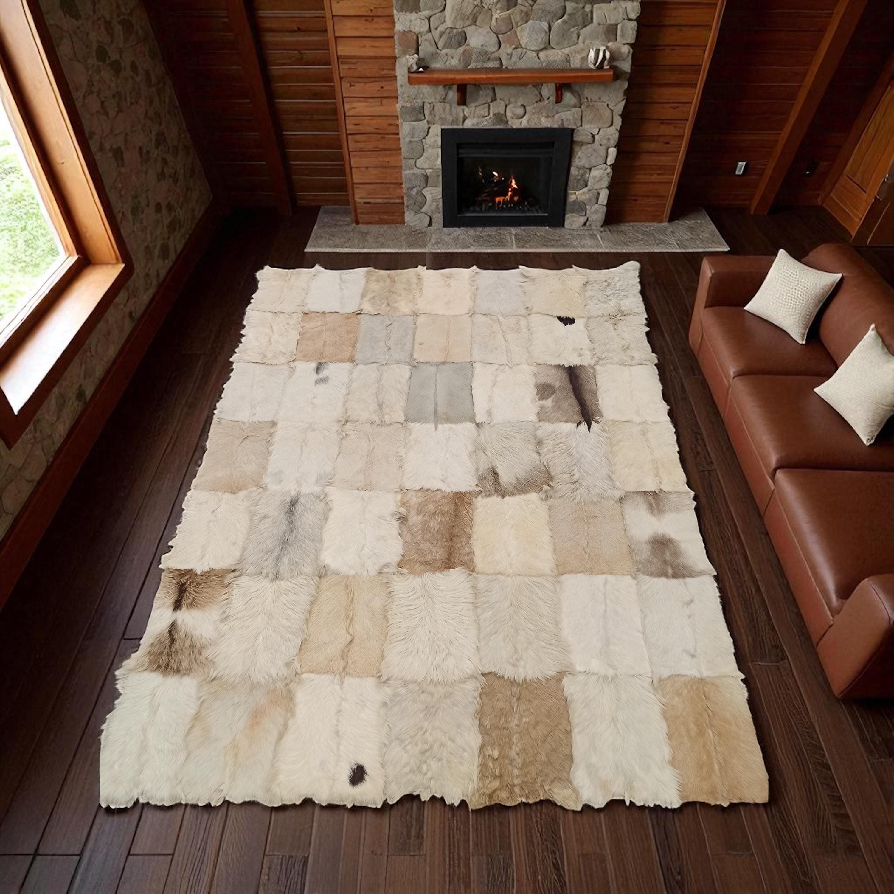 Açık Renk Patchwork Oğlak Derisi Halı – El Yapımı Doğal Deri Halı, Beyaz ve Krem Tonlarında Lüks Dekoratif Halı