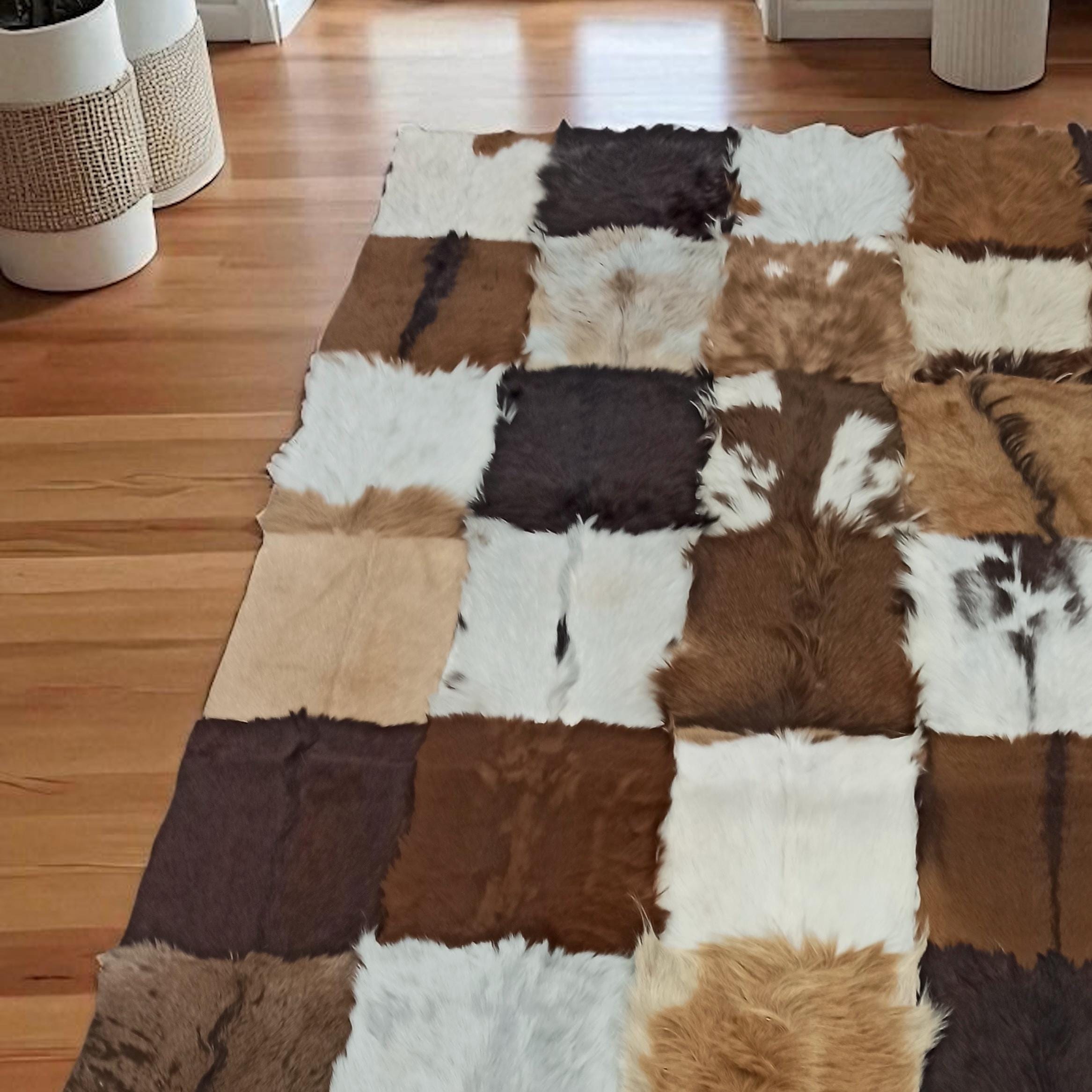 Kare Patchwork Oğlak Derisi Halı – El Yapımı Doğal Deri Halı, Kahverengi Beyaz Siyah Tonlarında Lüks Salon Halısı
