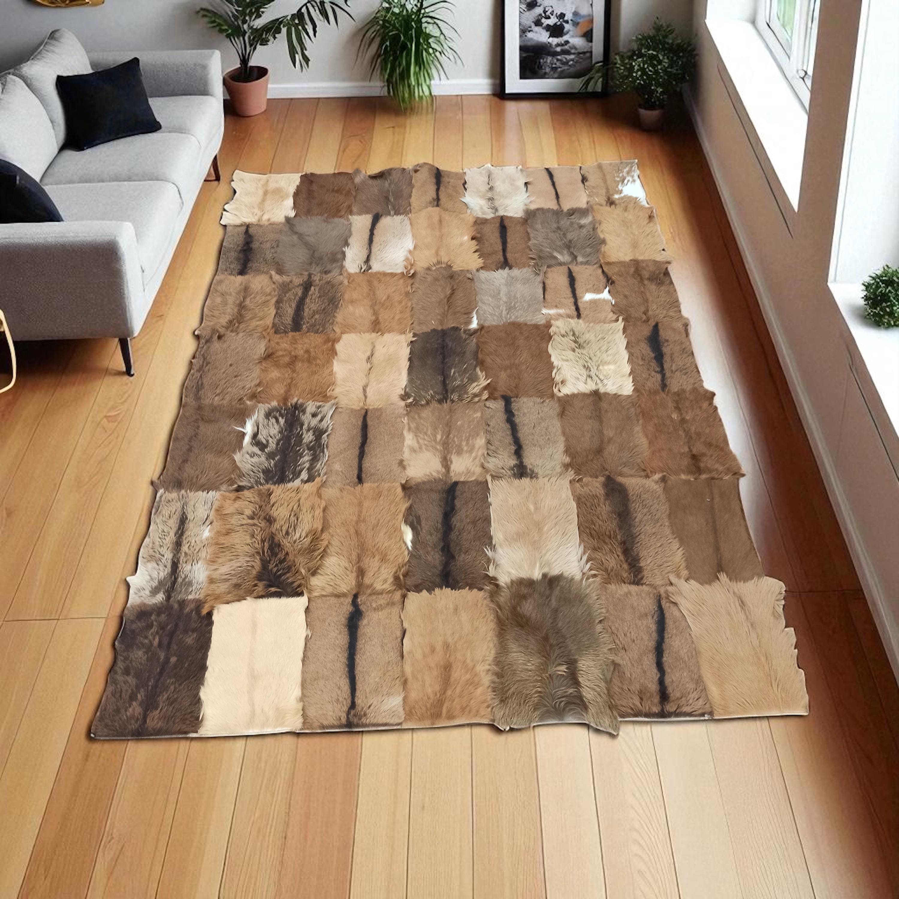 Kahverengi Patchwork Oğlak Derisi Halı – El Yapımı Doğal Deri Halı, Kare Desenli Lüks ve Dekoratif Salon Halısı