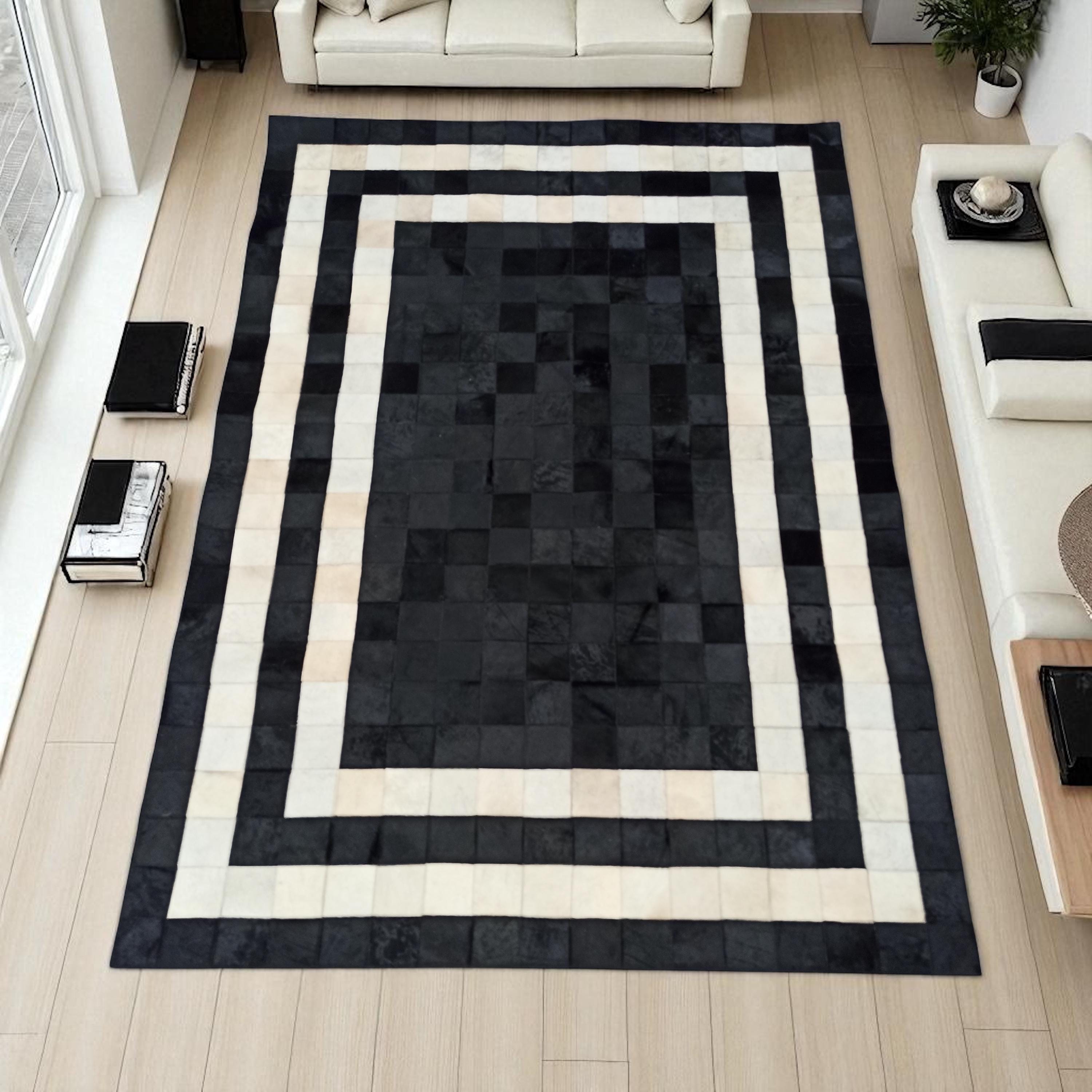 Beyaz Çerçeveli Siyah Dana Derisi Halı – El Yapımı Şık Patchwork Salon Halısı