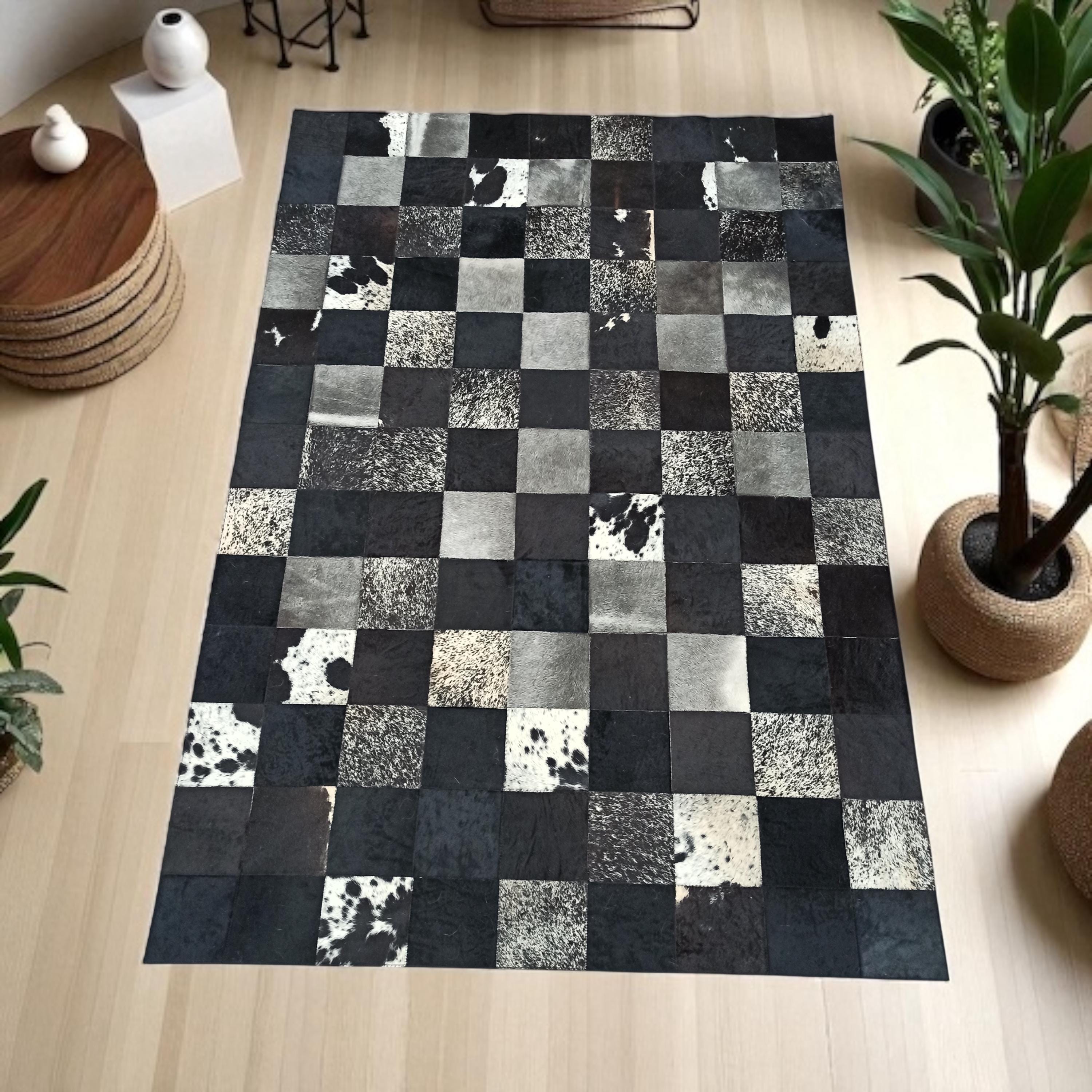 El Yapımı Siyah Beyaz Patchwork Halı – Doğal Dana Derisi Şık Yatak Odası Halısı