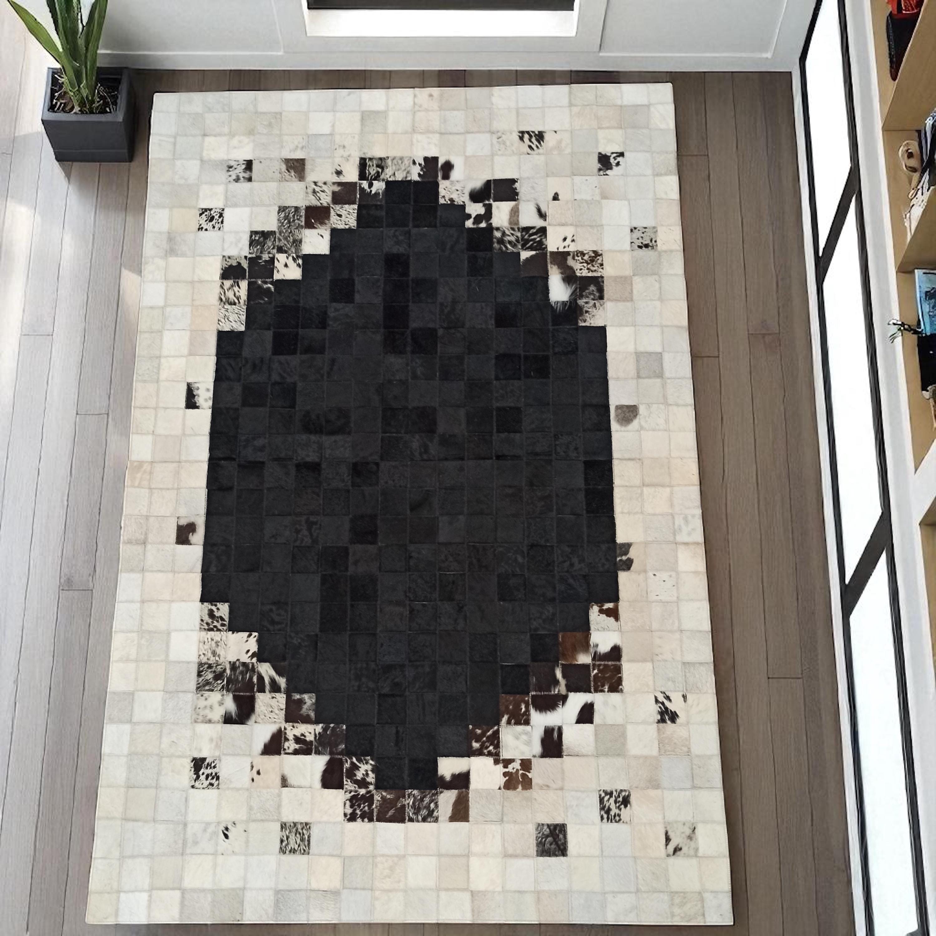 Doğal Dana Derisi Patchwork Halı – Siyah Bej Renkli El Yapımı Modern Ortam Halısı