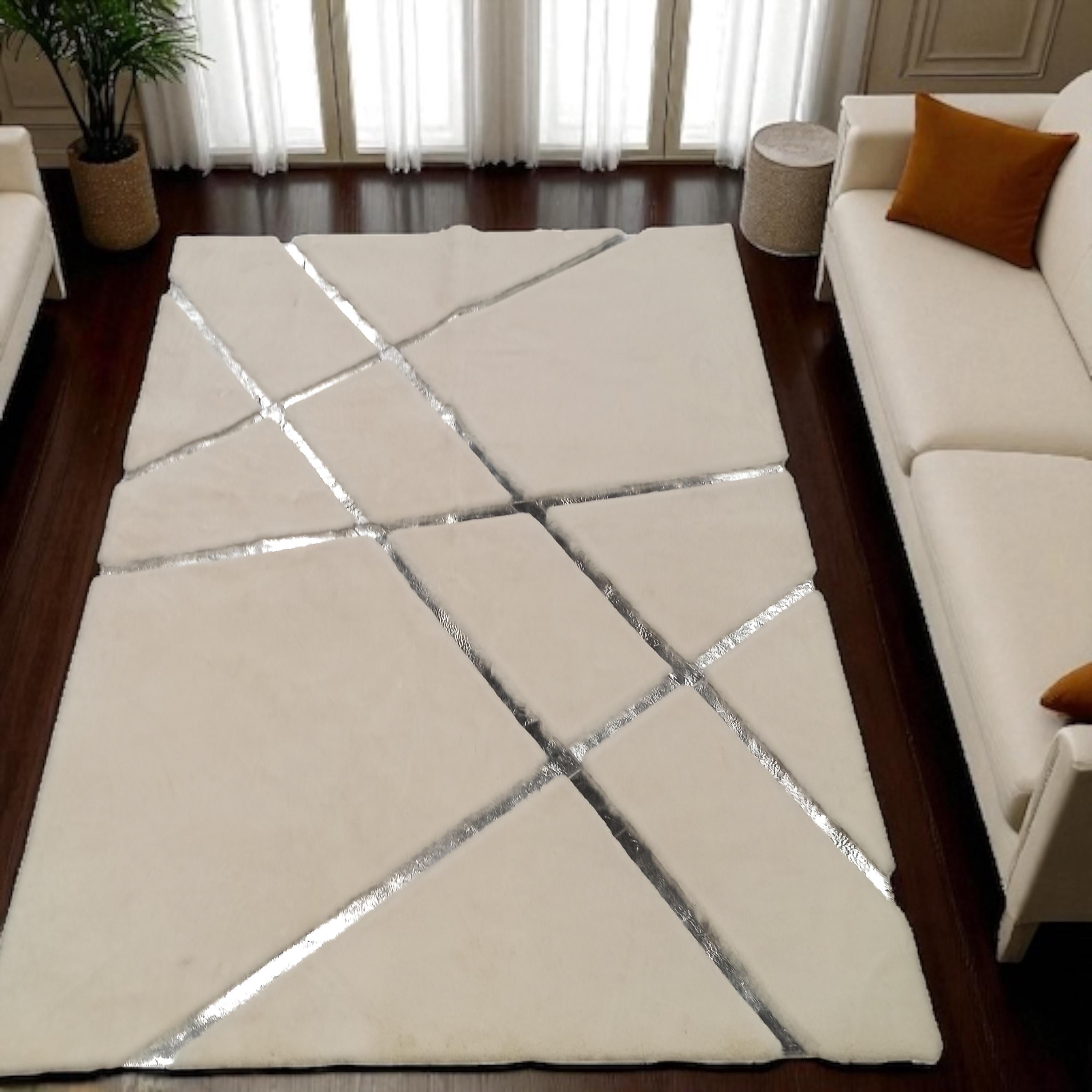 Gümüş Detaylı Beyaz Peluş Halı - Yumuşak Yatak Odası Halısı