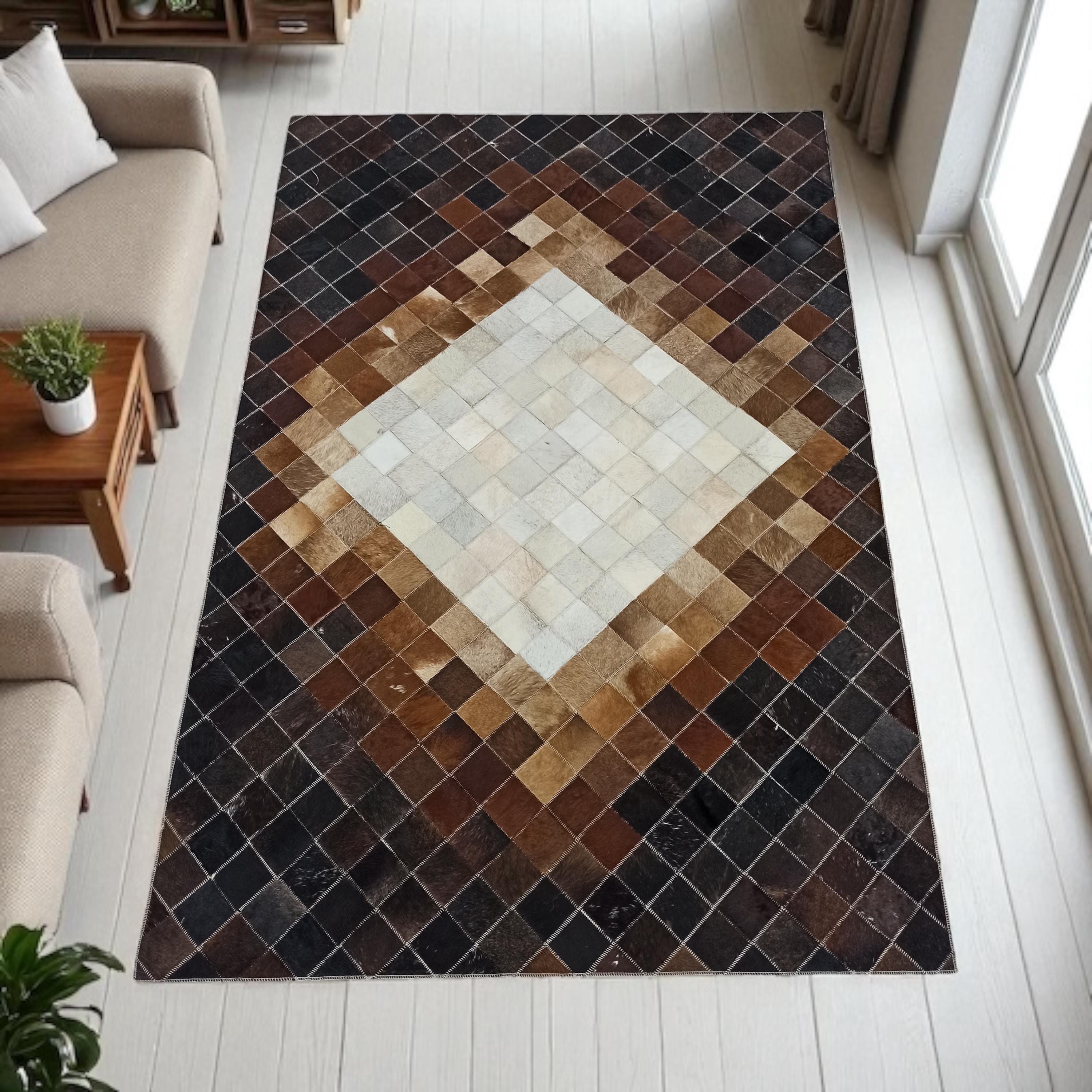 El Yapımı Koyu Kahve Patchwork Halı – Beyaz Kare Desenli Dana Derisi Şık Ortam Halısı