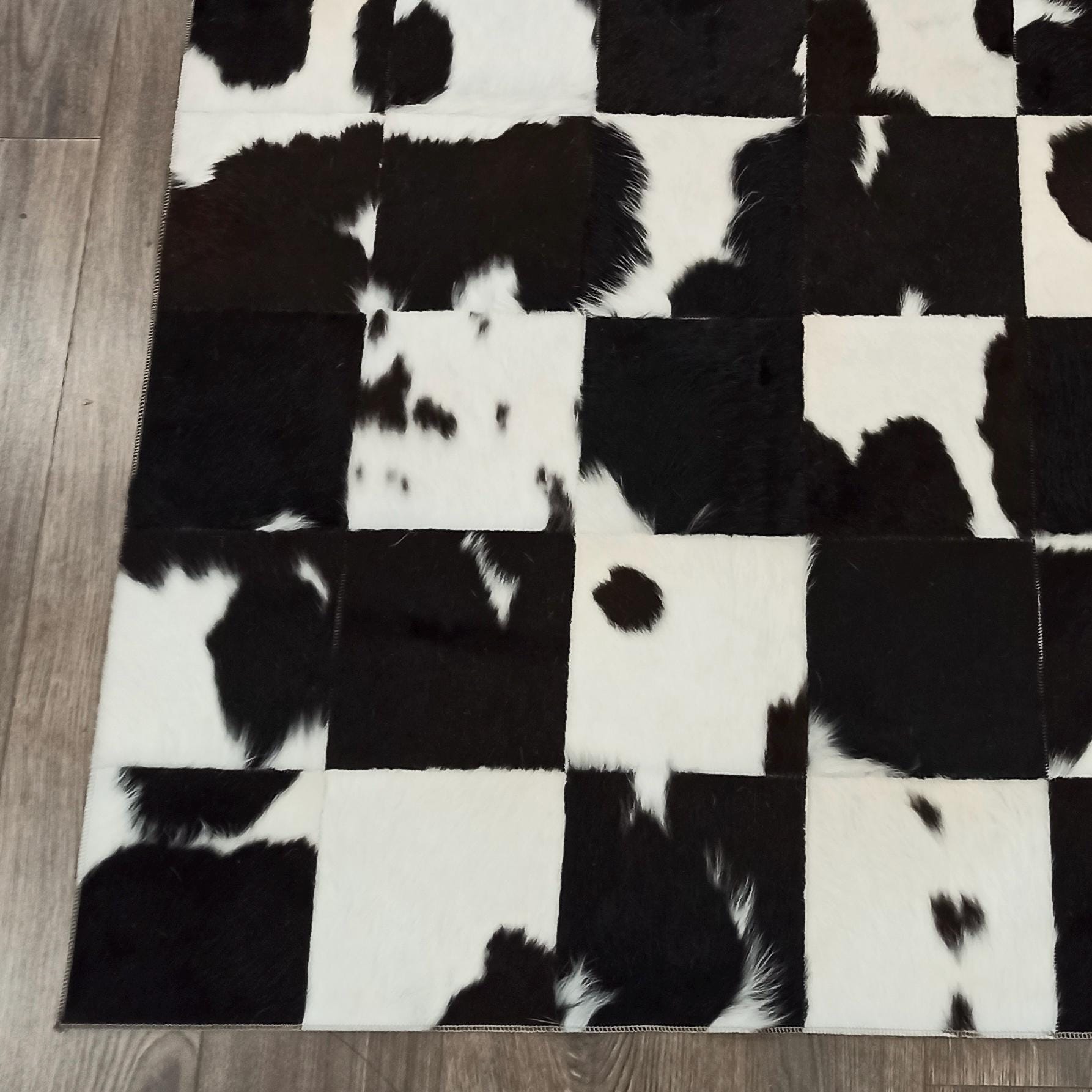 Siyah Beyaz Dana Derisi Patchwork Halı – Dalmaçyalı Desenli El Yapımı Şık Salon Halısı