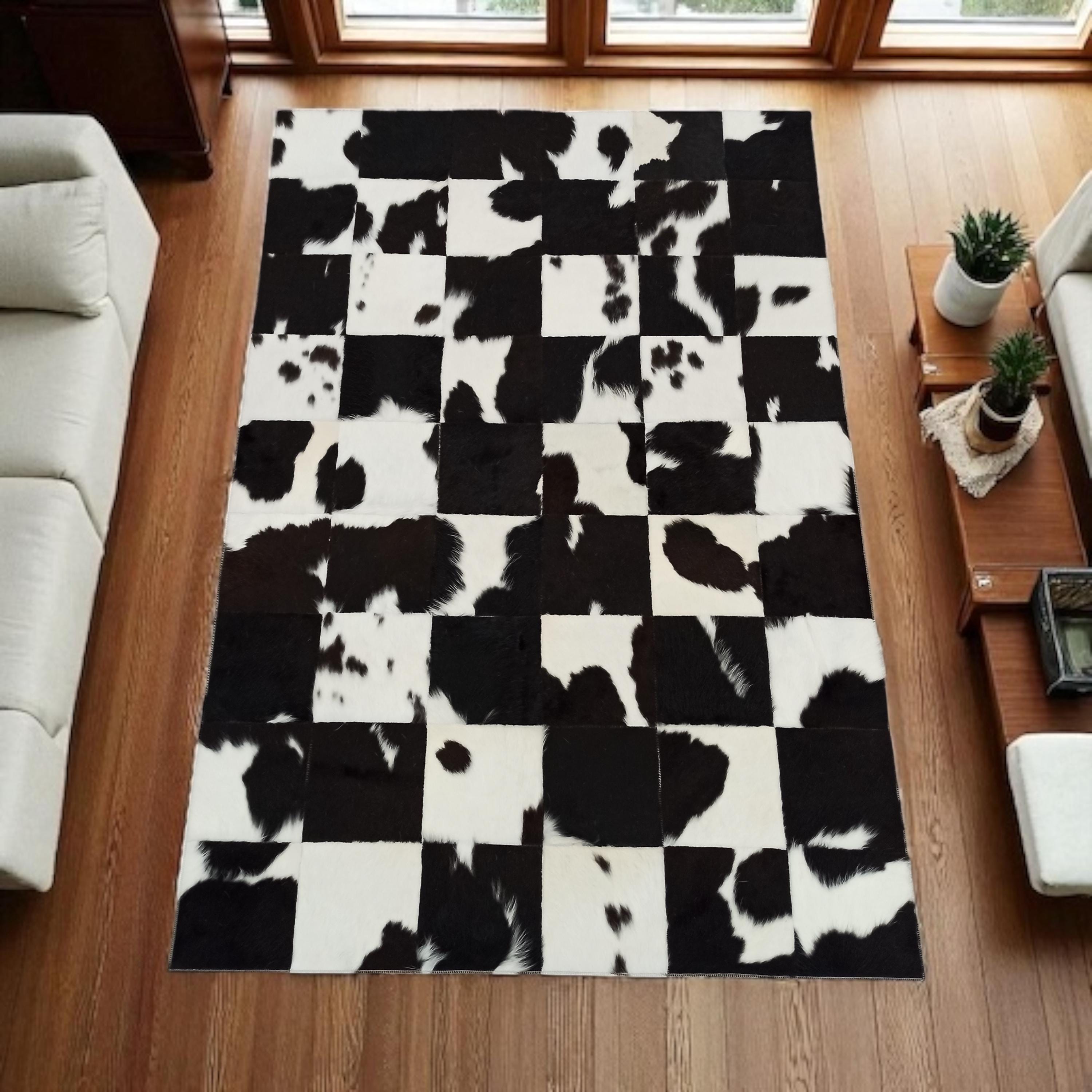 Siyah Beyaz Dana Derisi Patchwork Halı – Dalmaçyalı Desenli El Yapımı Şık Salon Halısı