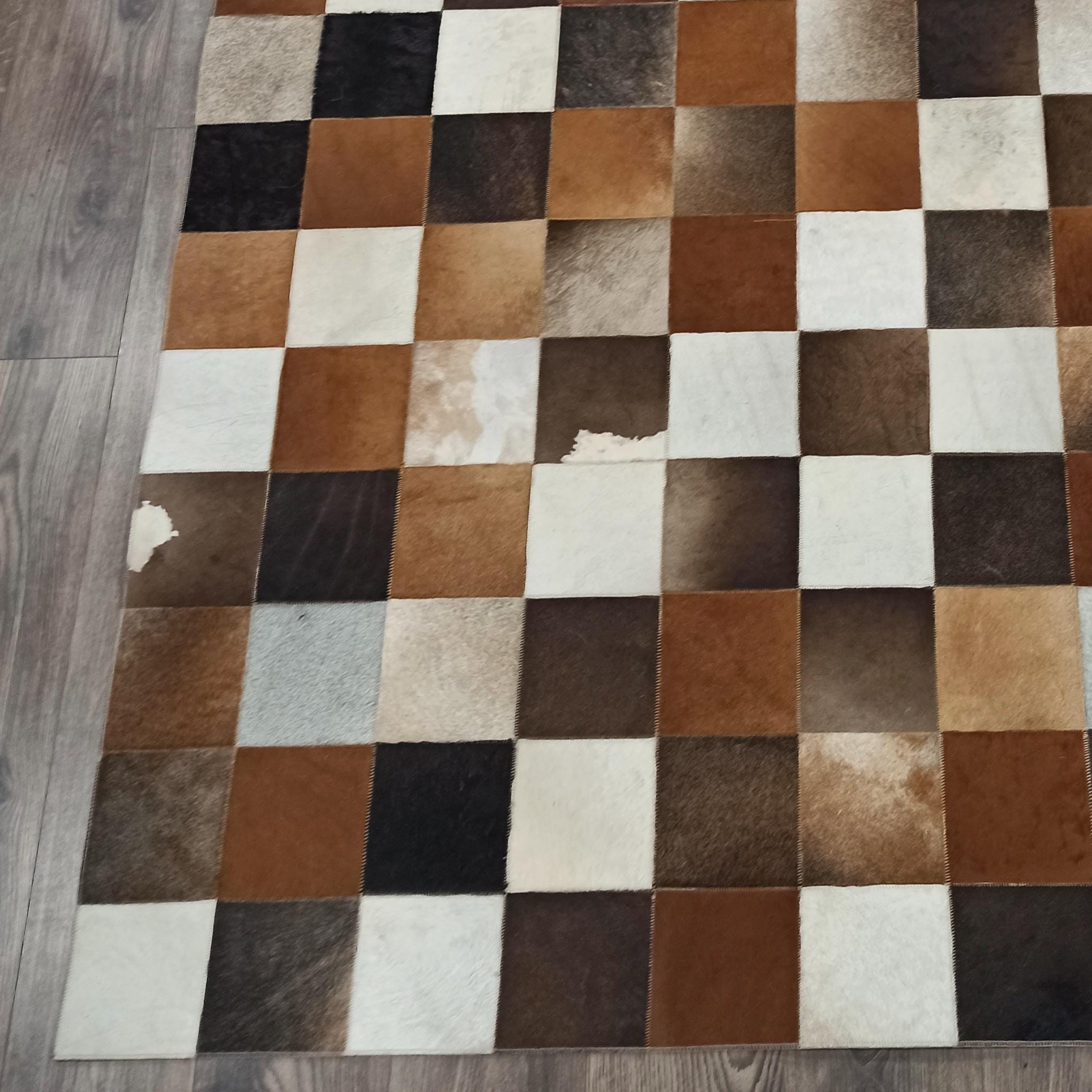 Kahverengi Beyaz Dana Derisi Patchwork Halı – El Yapımı Doğal Şık Salon Halısı