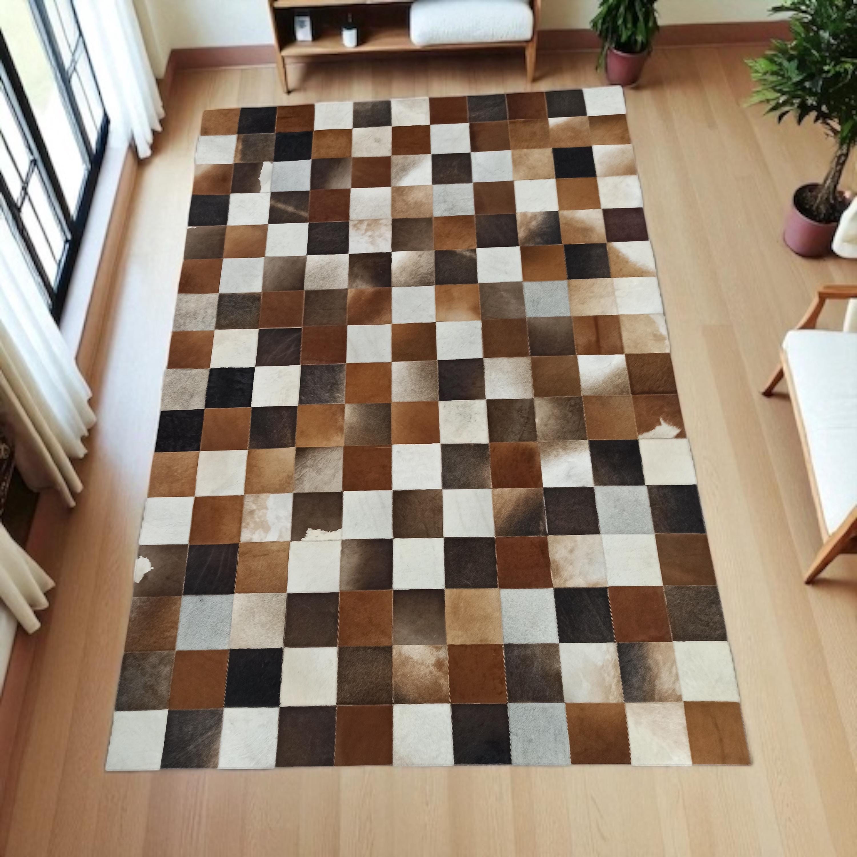 Kahverengi Beyaz Dana Derisi Patchwork Halı – El Yapımı Doğal Şık Salon Halısı