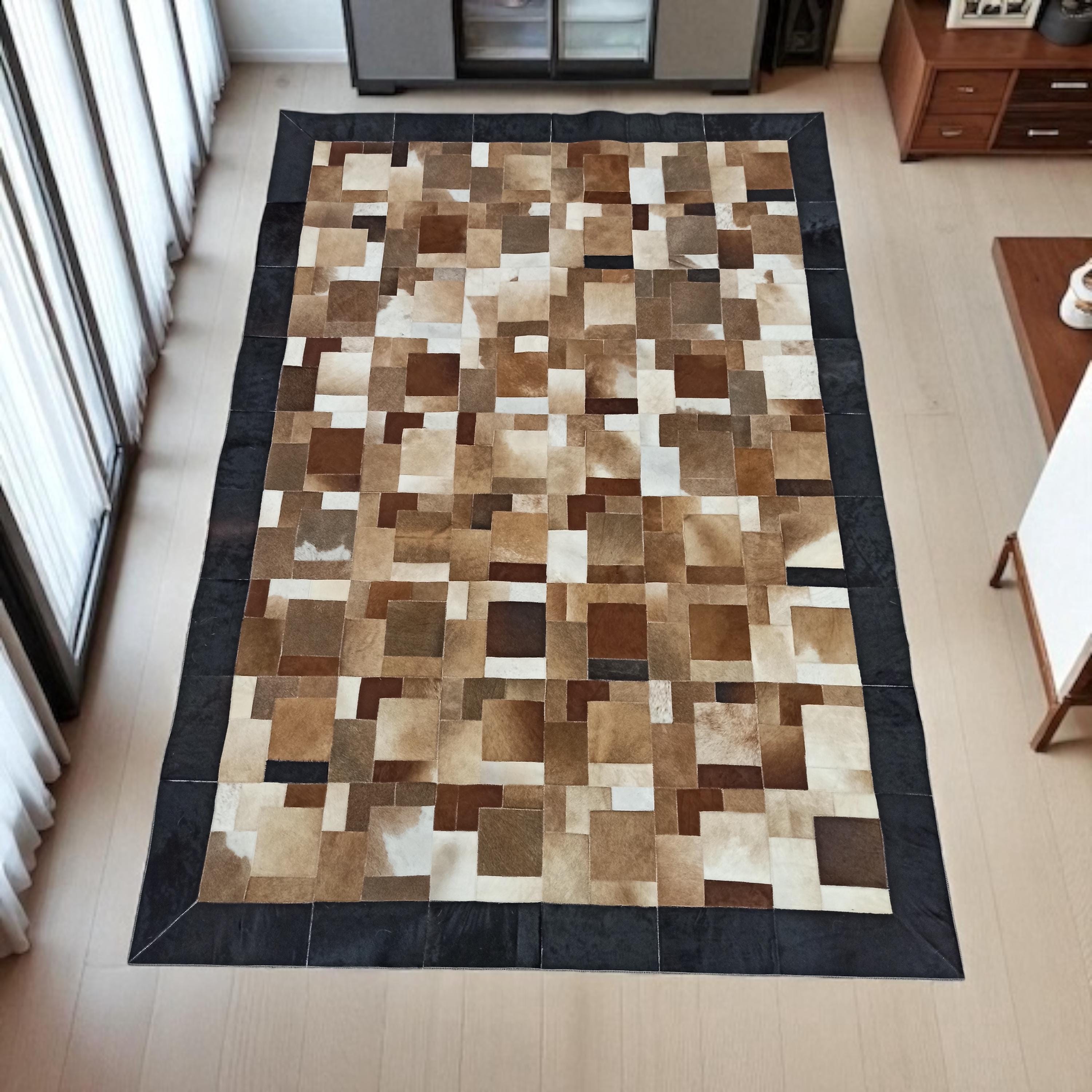 Siyah Şeritli Kahverengi Dana Derisi Patchwork Halı – El Yapımı Şık Salon Halısı