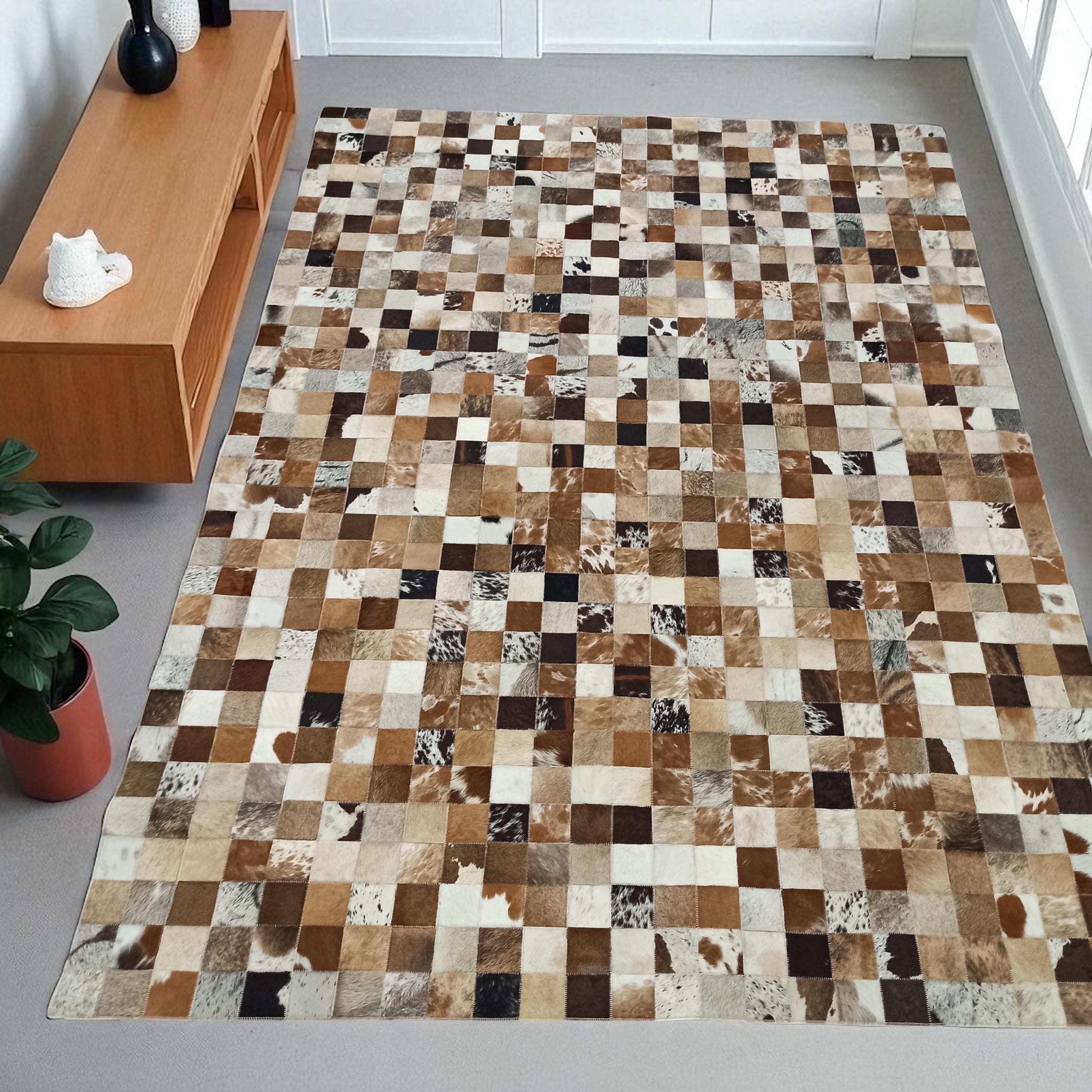Küçük Kareli Dana Derisi Patchwork Halı – Kahve Tonlarında El Yapımı Şık Salon Halısı