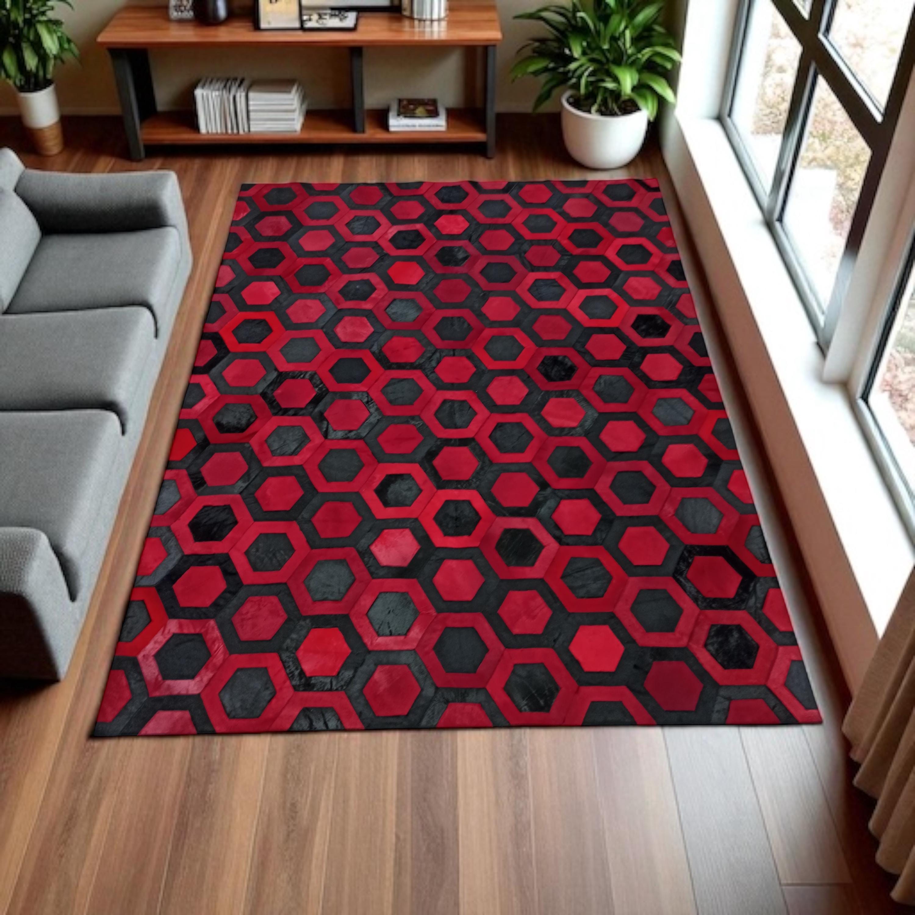 Kırmızı Siyah Dana Derisi Patchwork Halı – Altıgen Desenli El Yapımı Şık Salon Halısı