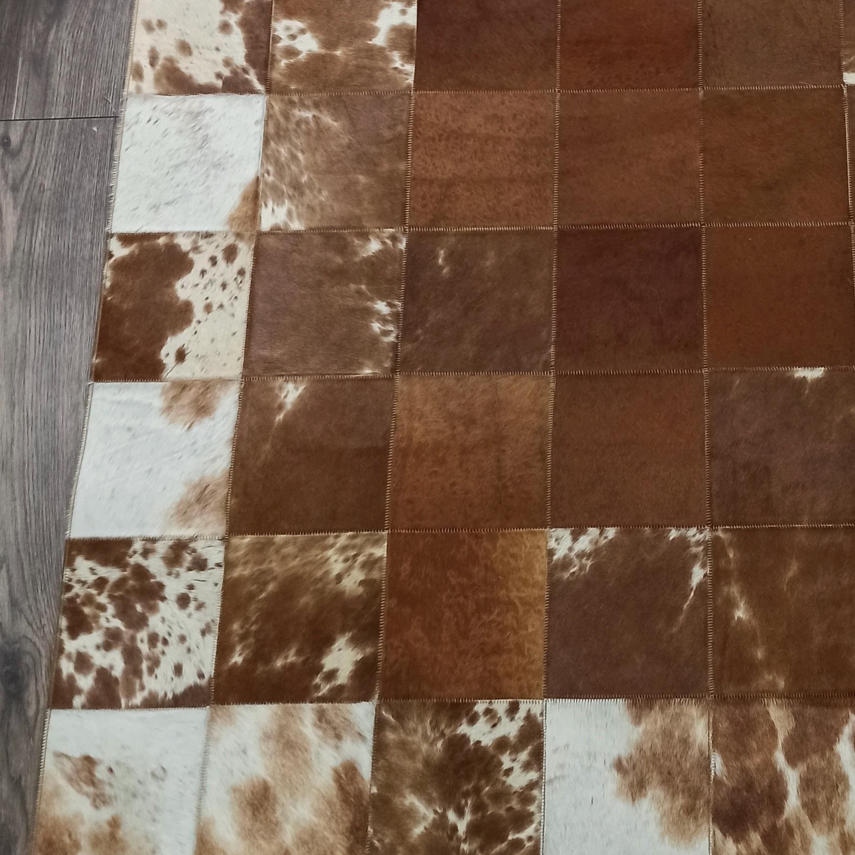 Şık Salon Halısı – El Yapımı Kahverengi Beyaz Dana Derisi Patchwork Tasarım
