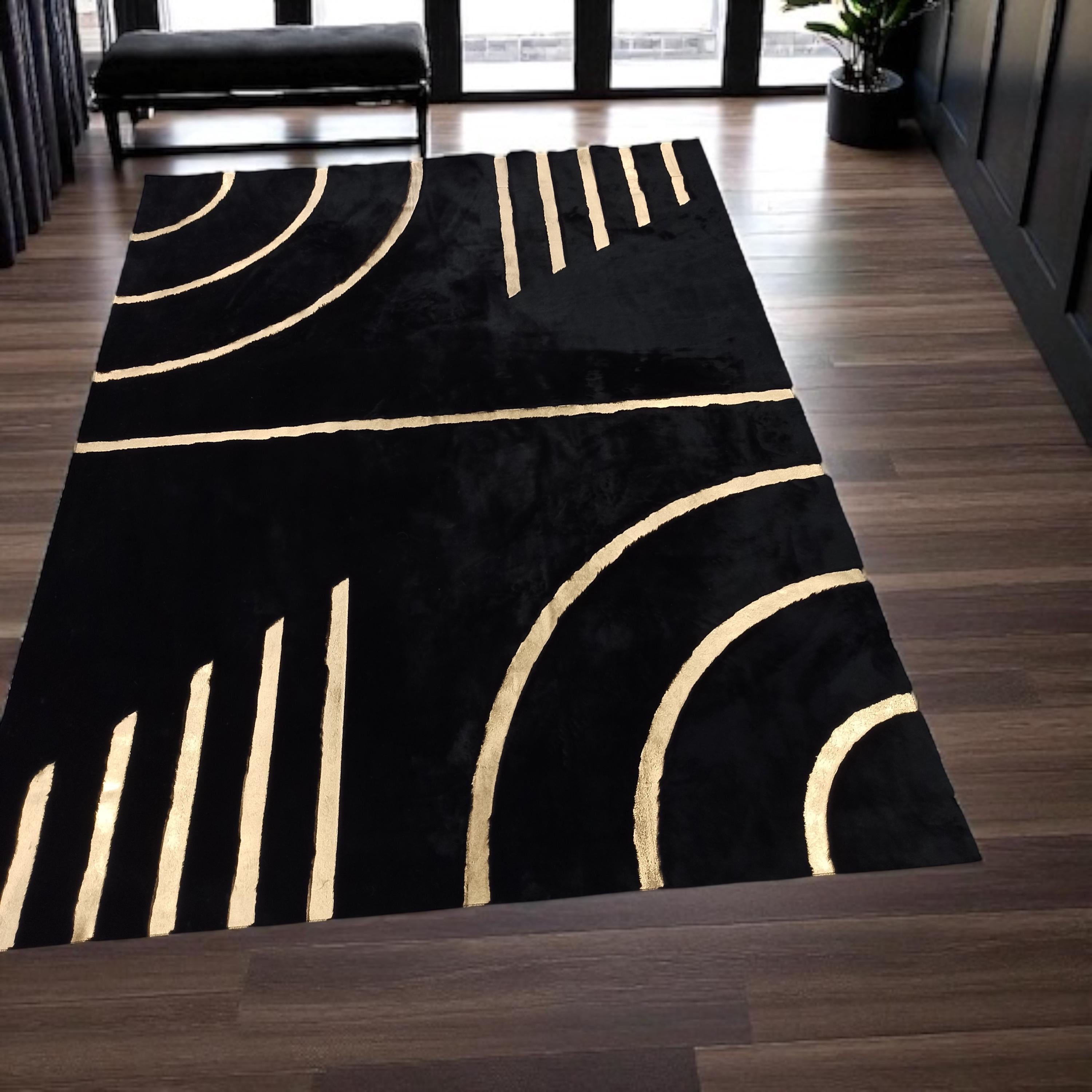 Modern Desenli Altın ve Siyah Renkli Peluş Halı
