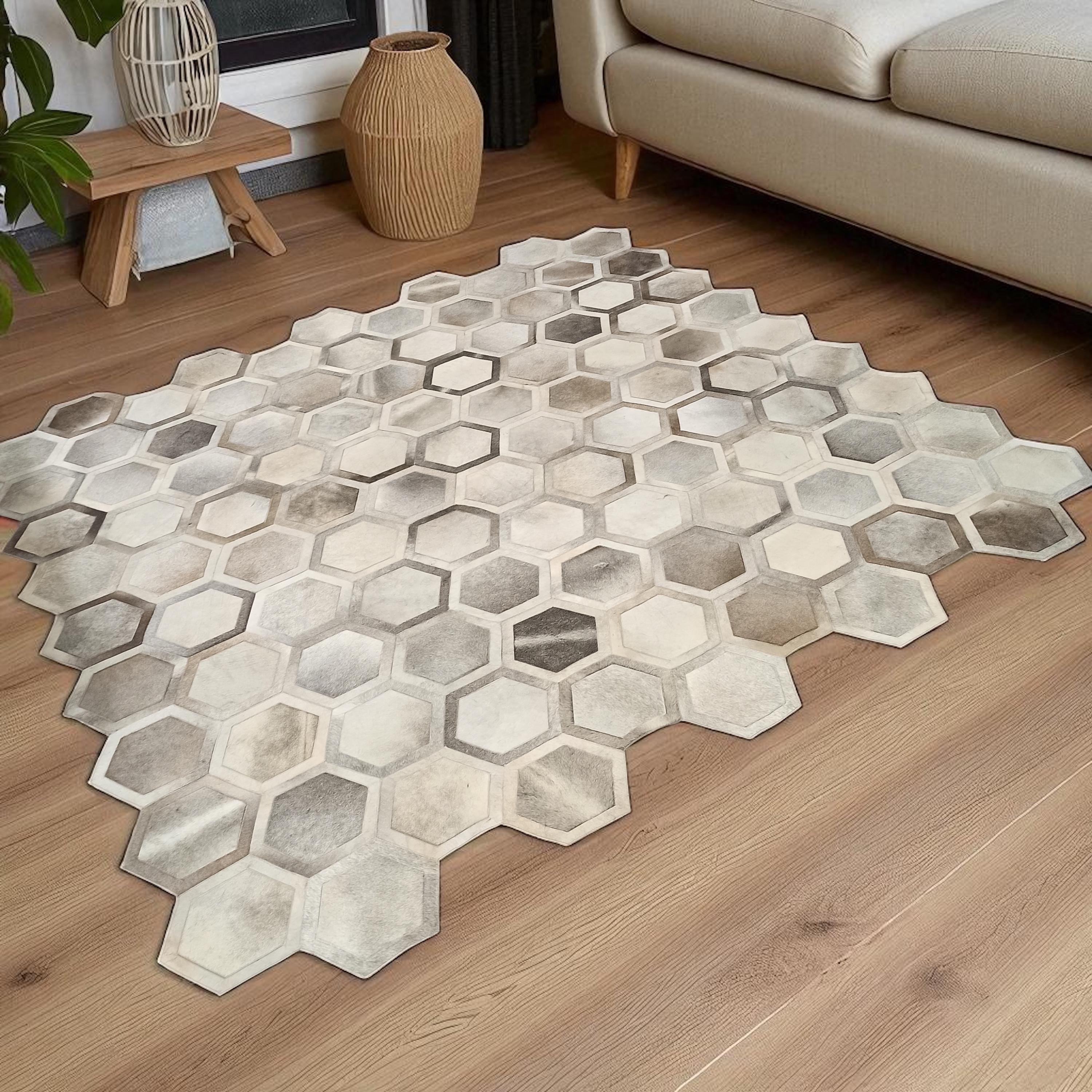 Doğal Gri Bej Dana Derisi Patchwork Halı – El Yapımı Hakiki Deri Şık ve Dekoratif Salon Halısı