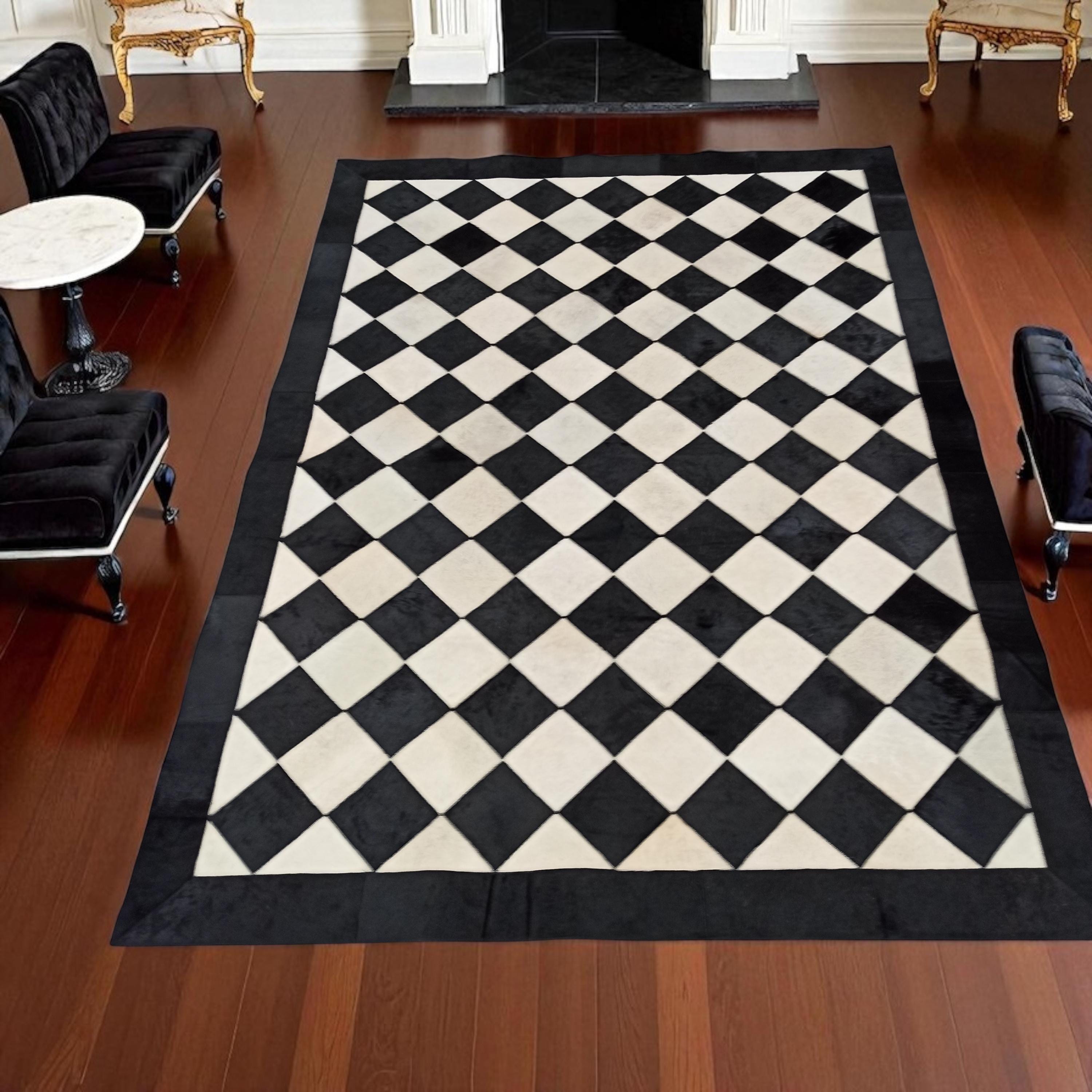 Siyah Beyaz Baklava Desenli Dana Derisi Patchwork Halı – El Yapımı Modern Salon Halısı