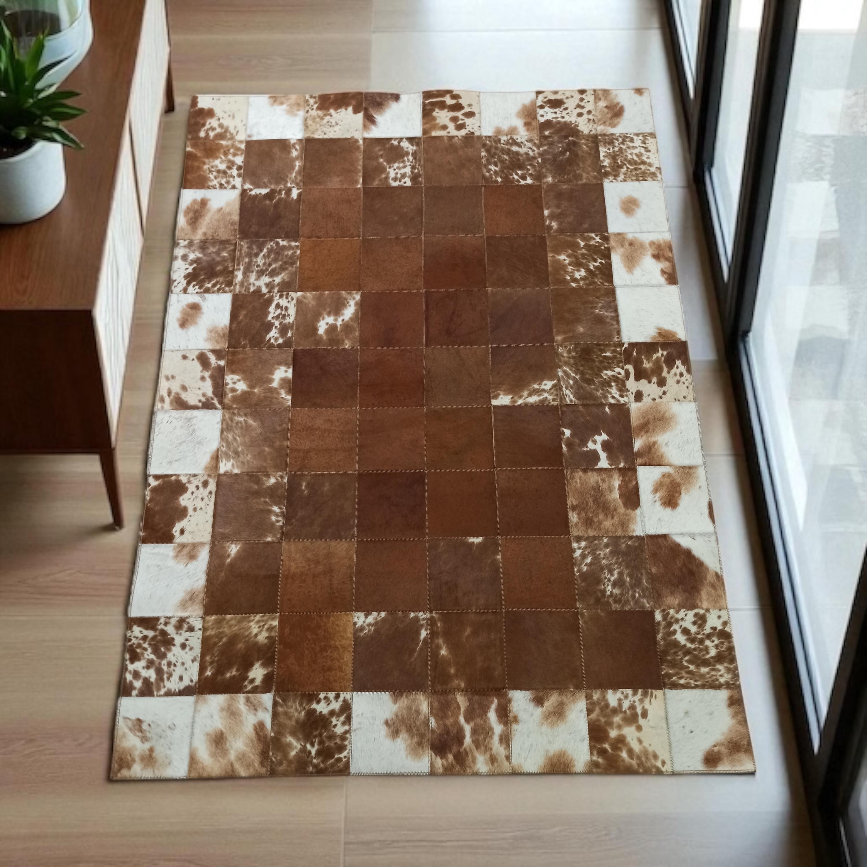 Şık Salon Halısı – El Yapımı Kahverengi Beyaz Dana Derisi Patchwork Tasarım