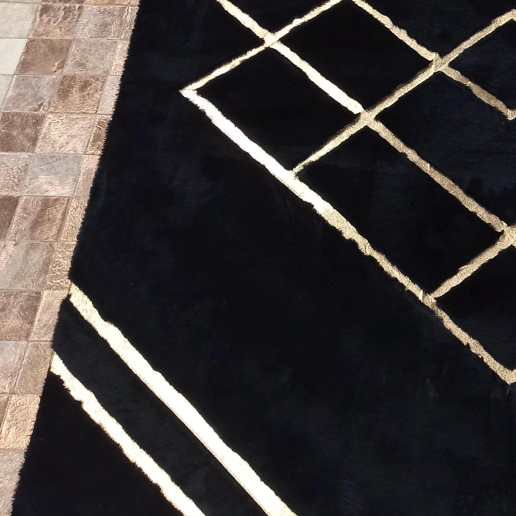Altın Geometrik Desenli Siyah Peluş Halı