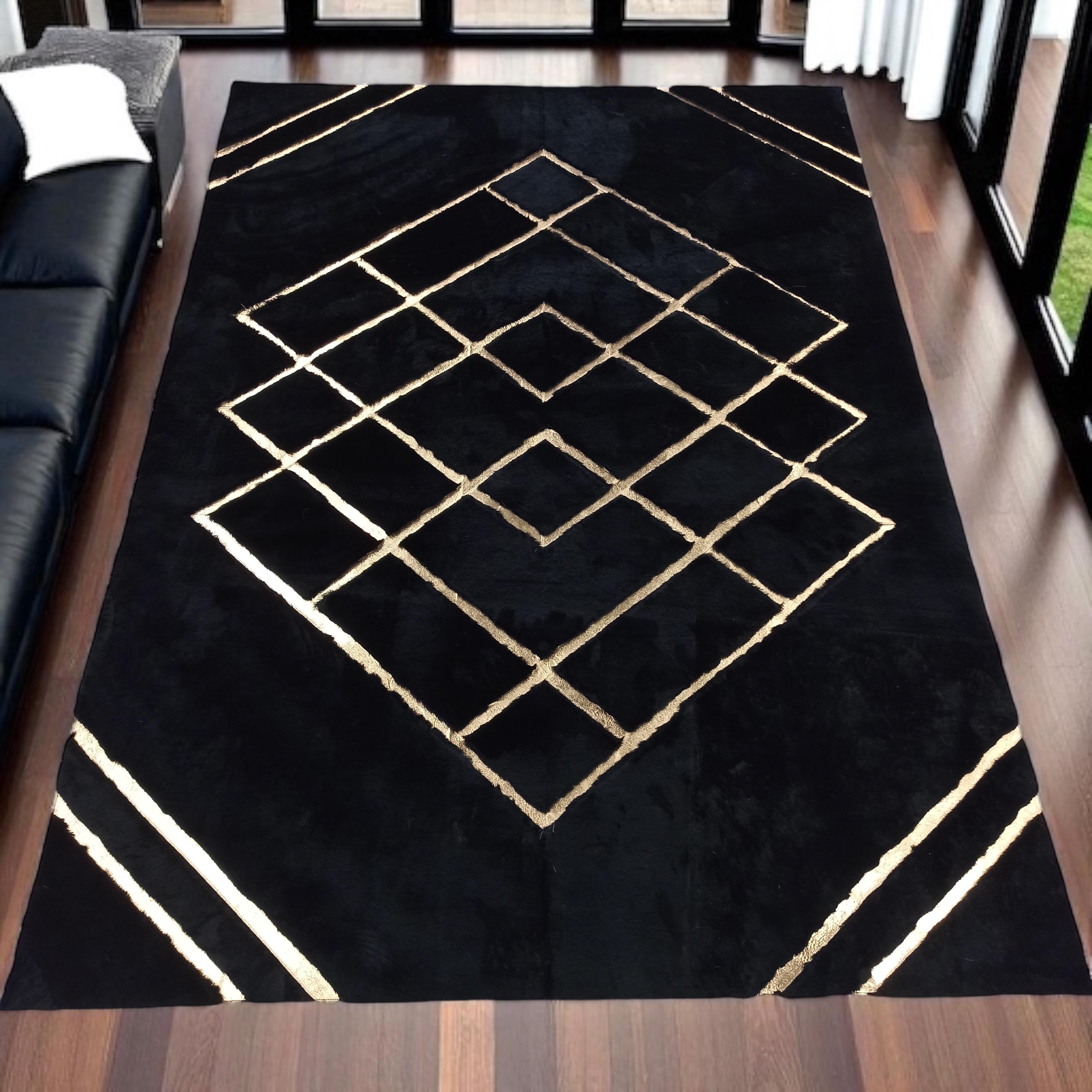 Altın Geometrik Desenli Siyah Peluş Halı